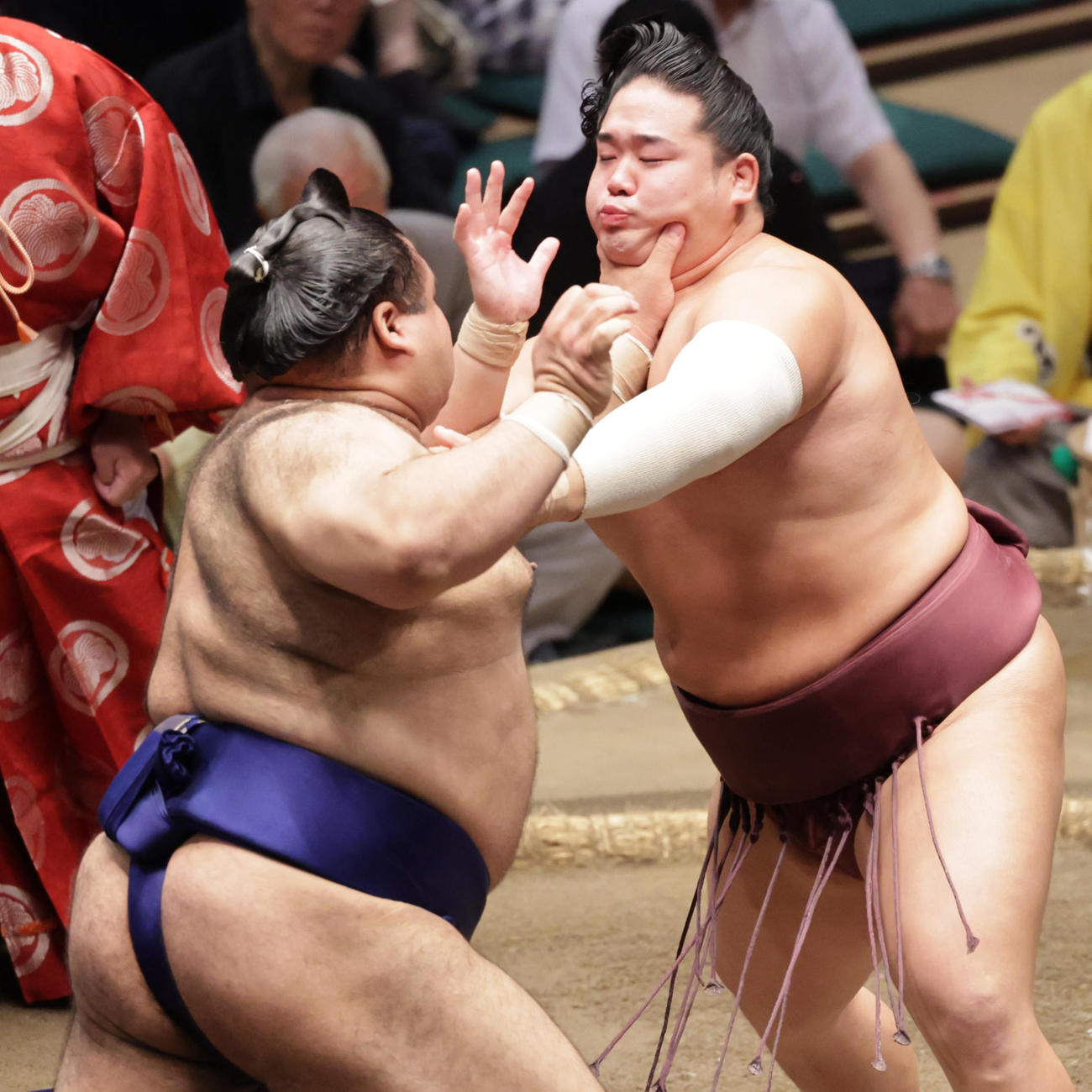 錦富士（右）を押し出しで破った高安（撮影・野上伸悟）