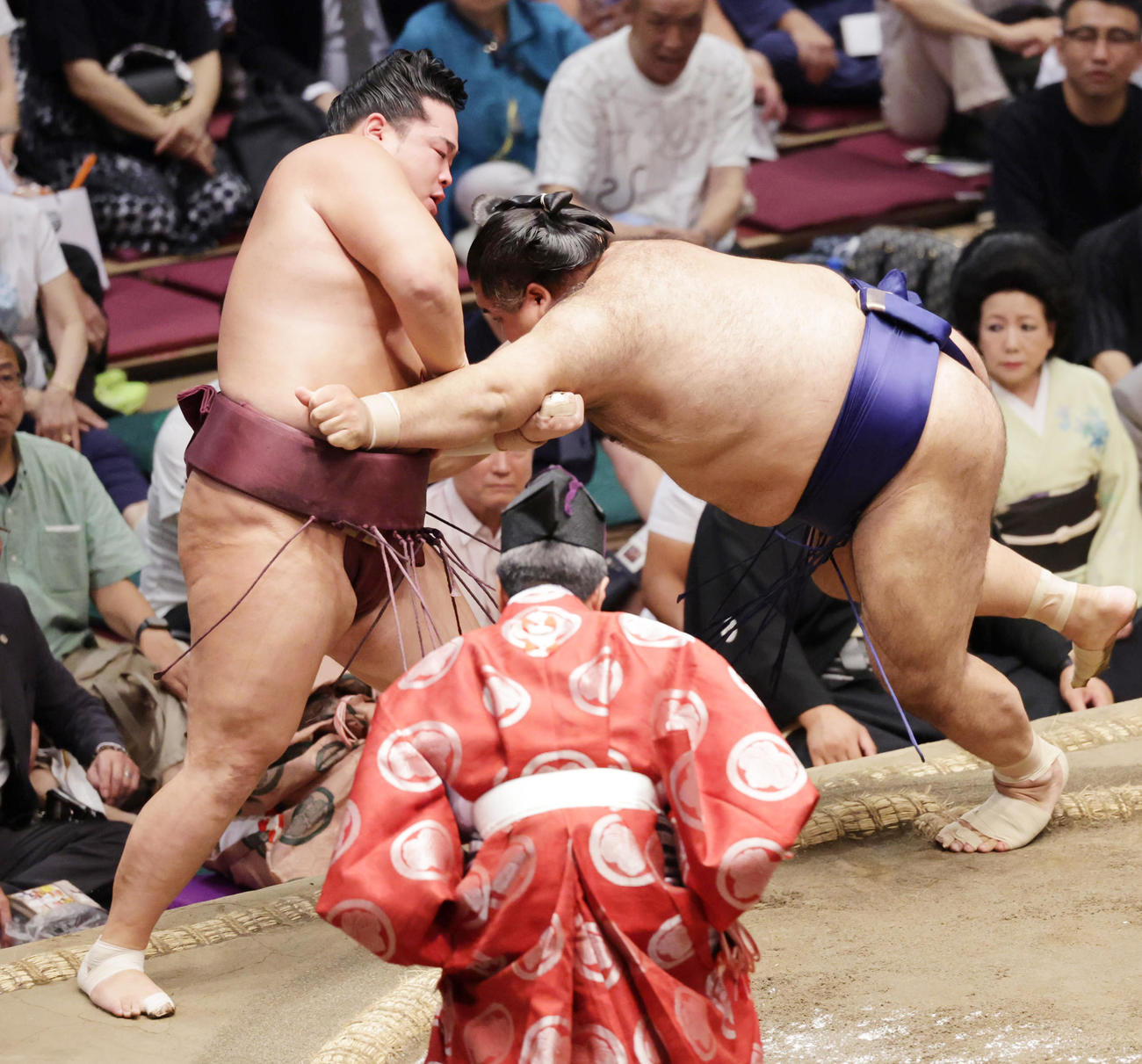 錦富士（左）を押し出しで破る高安（撮影・野上伸悟）