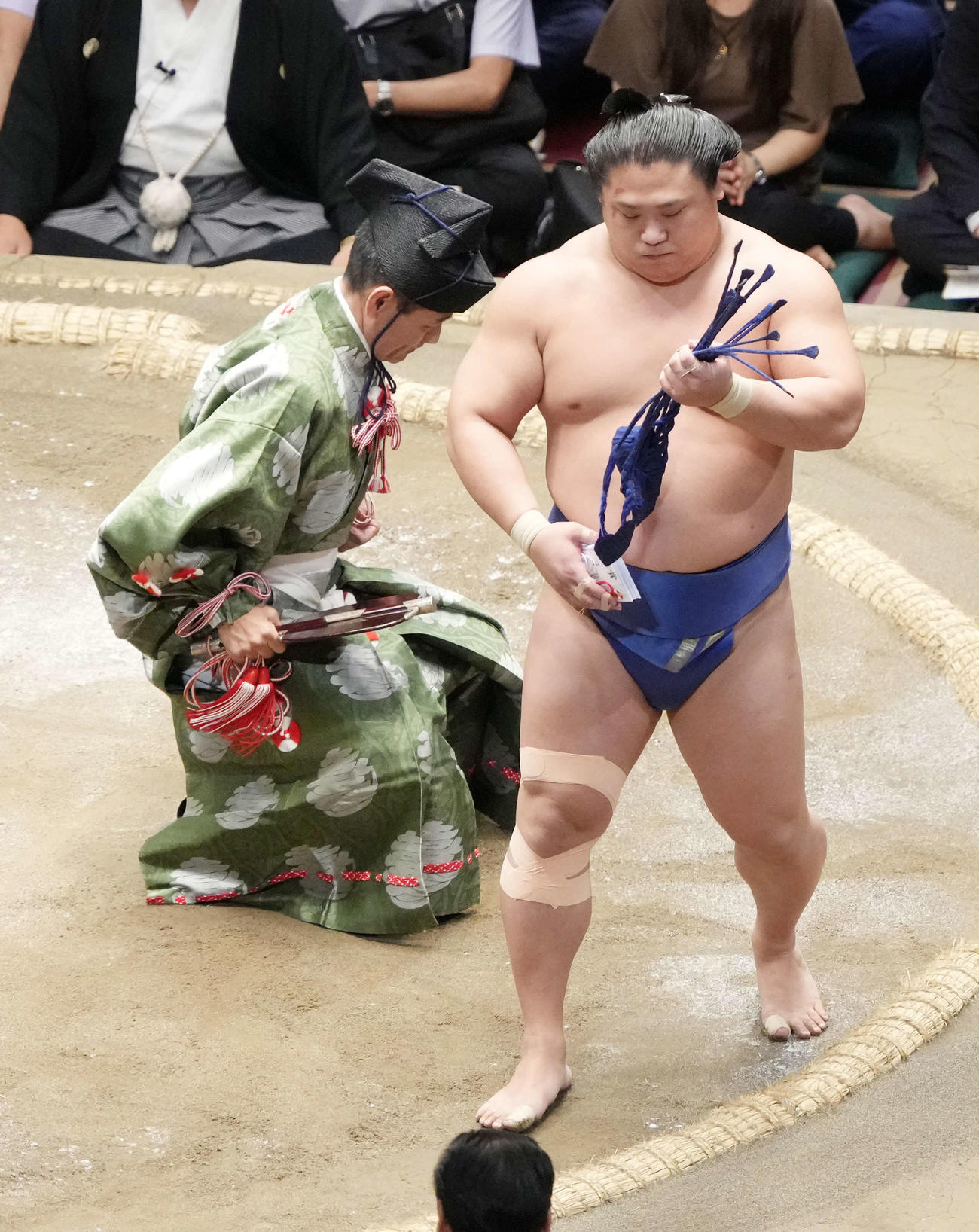 懸賞金を手にする若隆景（撮影・小沢裕）