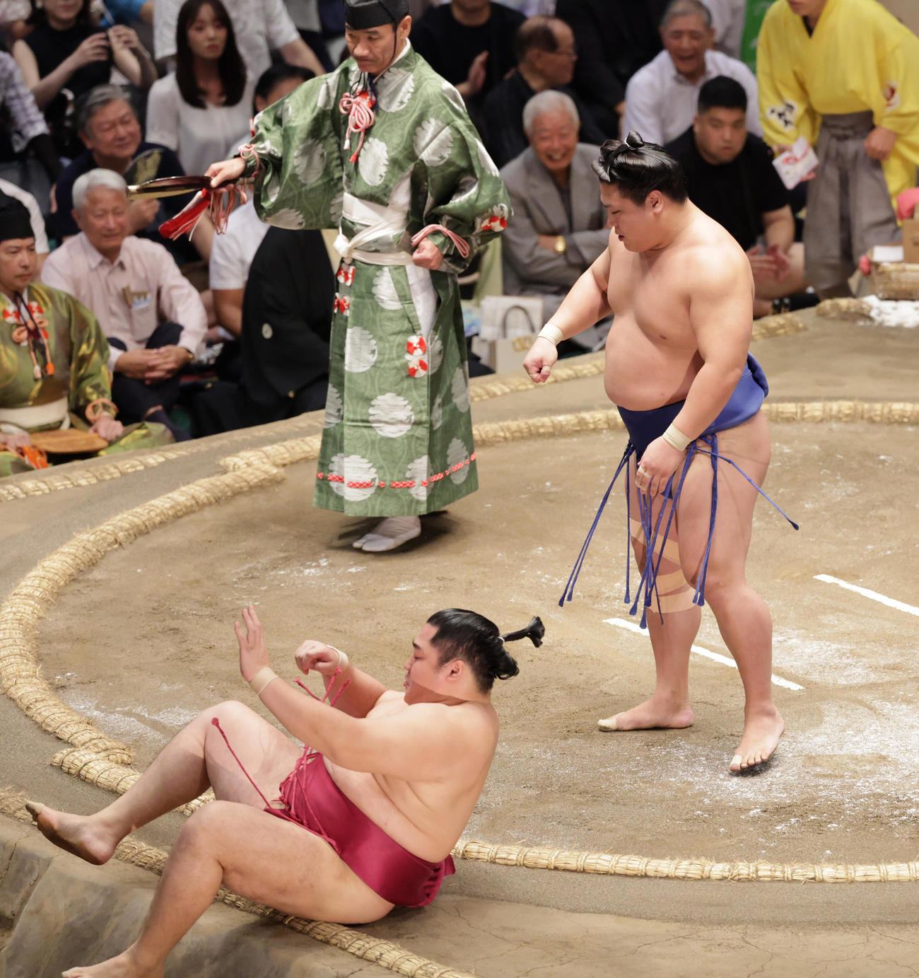 遠藤（左）を突き落としで破る若隆景（撮影・野上伸悟）