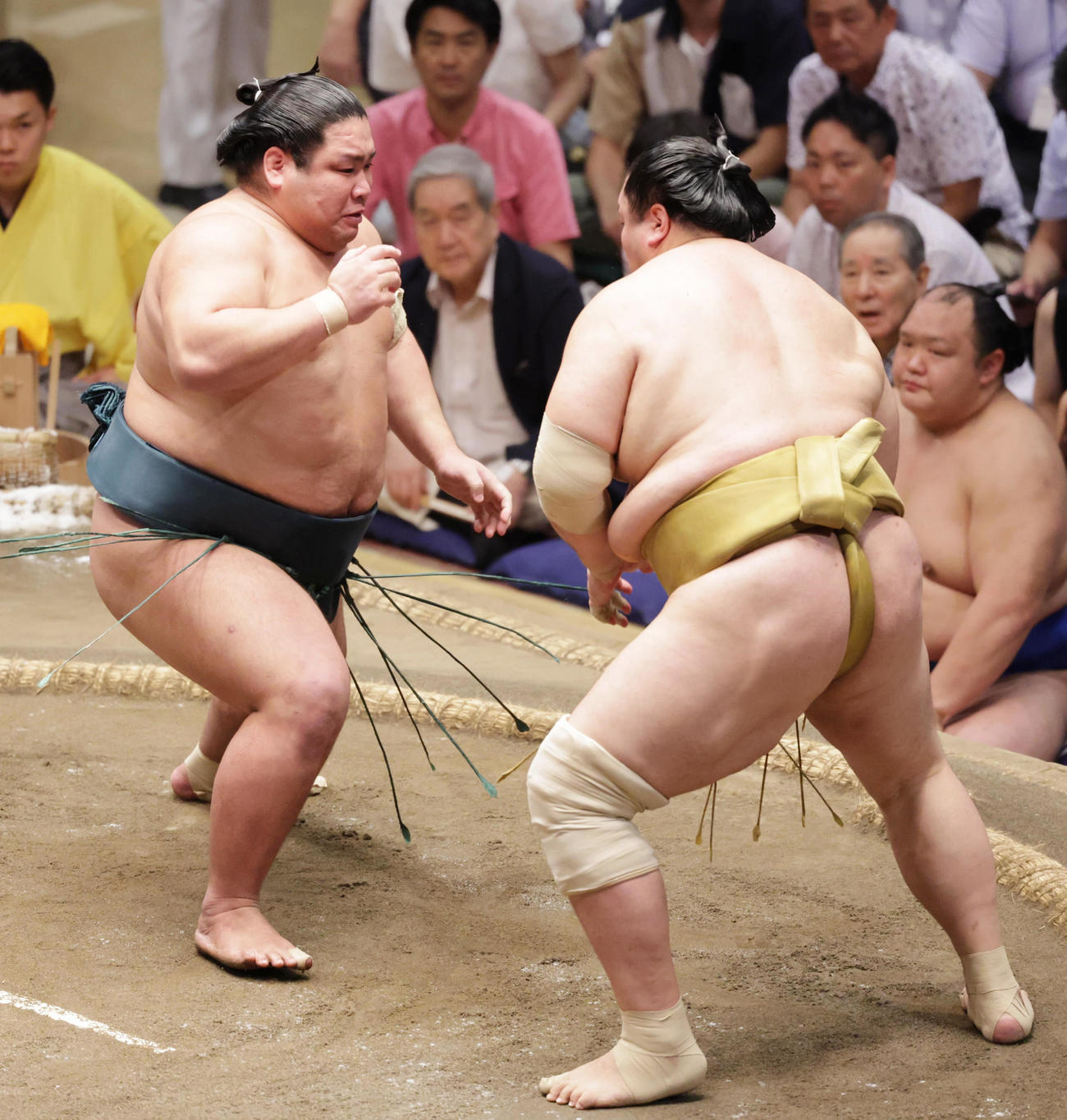 輝（右）を押し出しで破った錦木（撮影・野上伸悟）