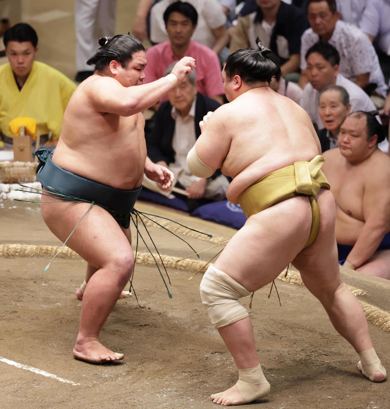 輝（右）を押し出しで破った錦木（撮影・野上伸悟）