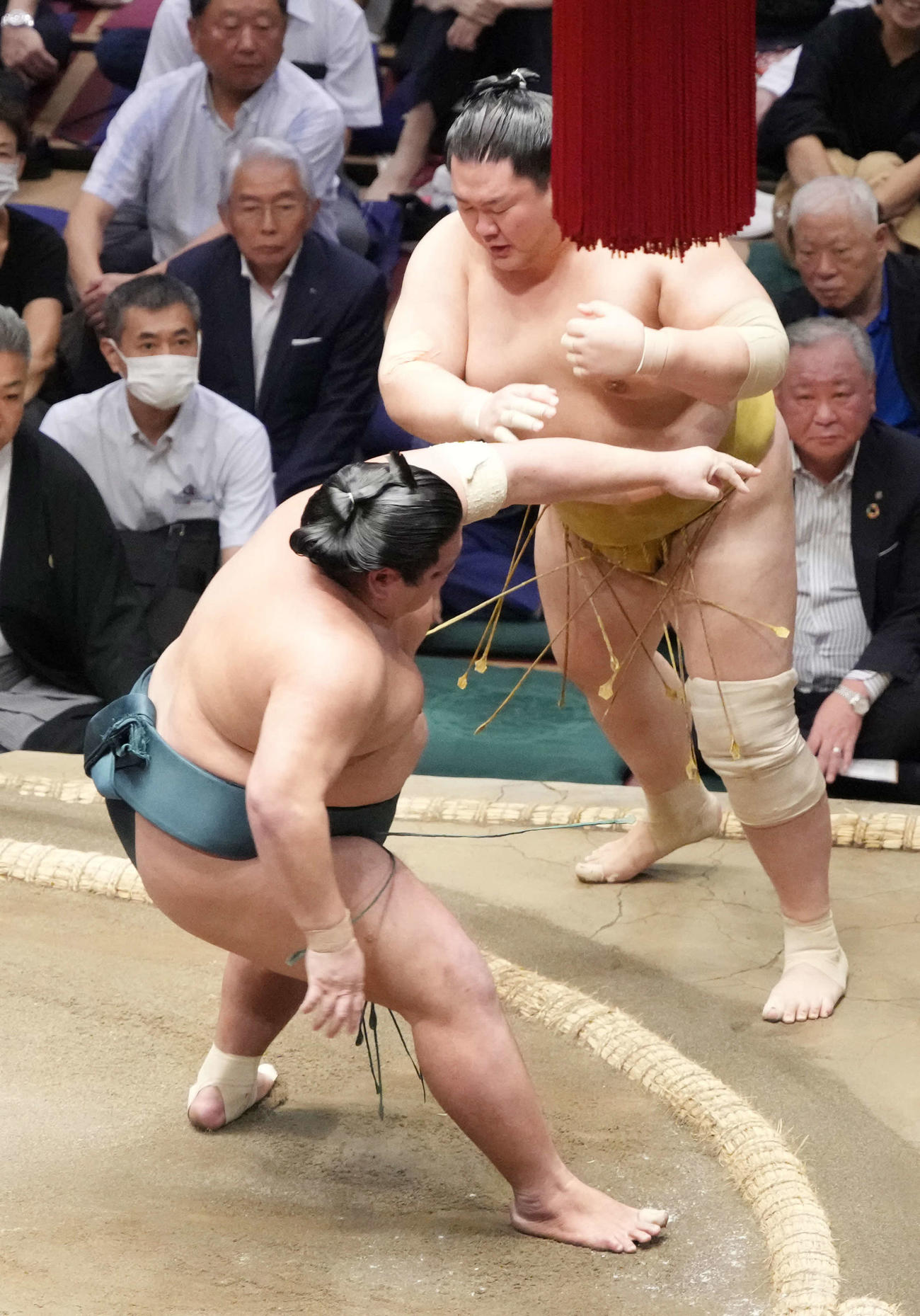 輝（右）を攻める錦木（撮影・小沢裕）