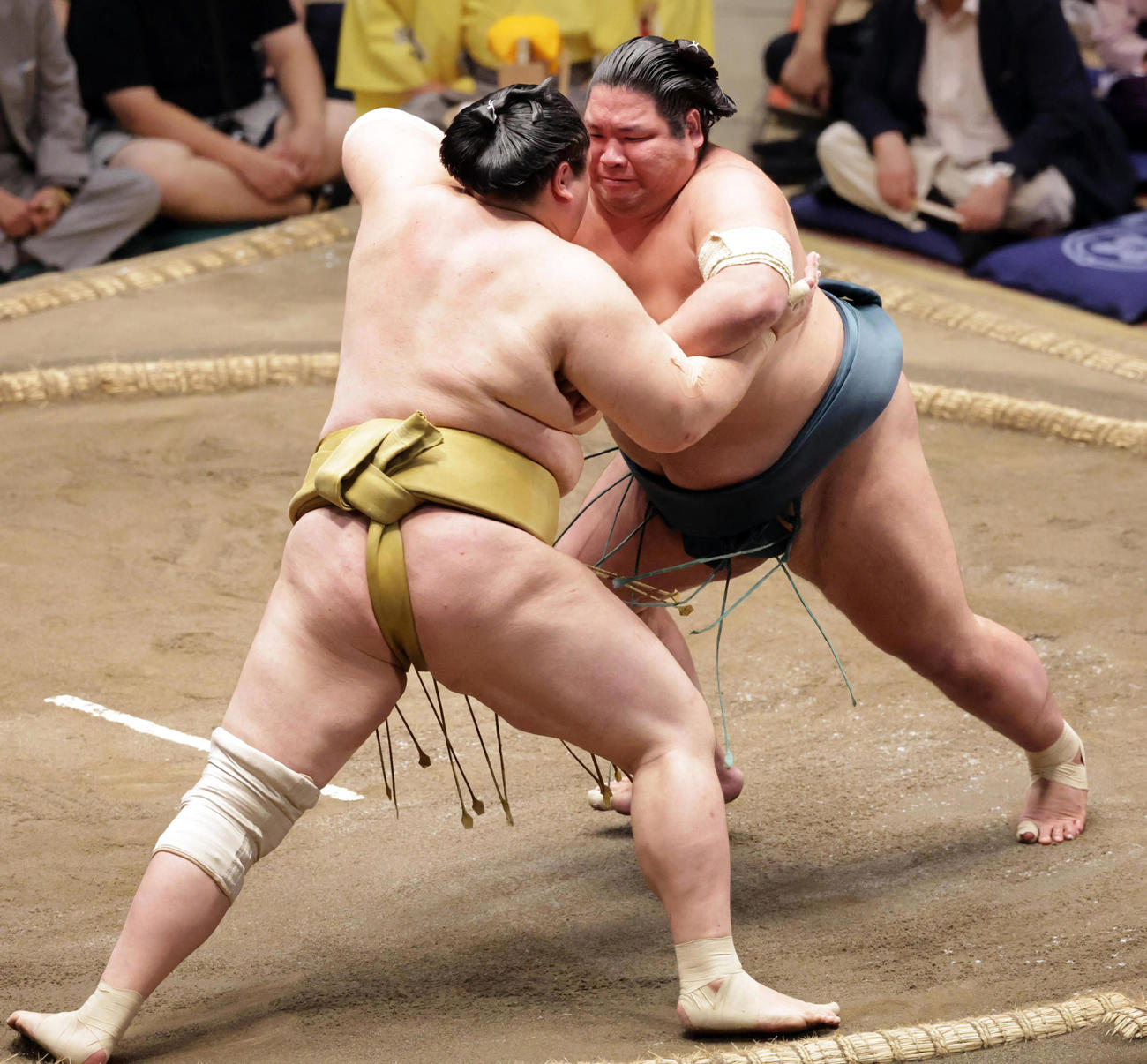 輝（手前）を押し出しで破った錦木（撮影・野上伸悟）