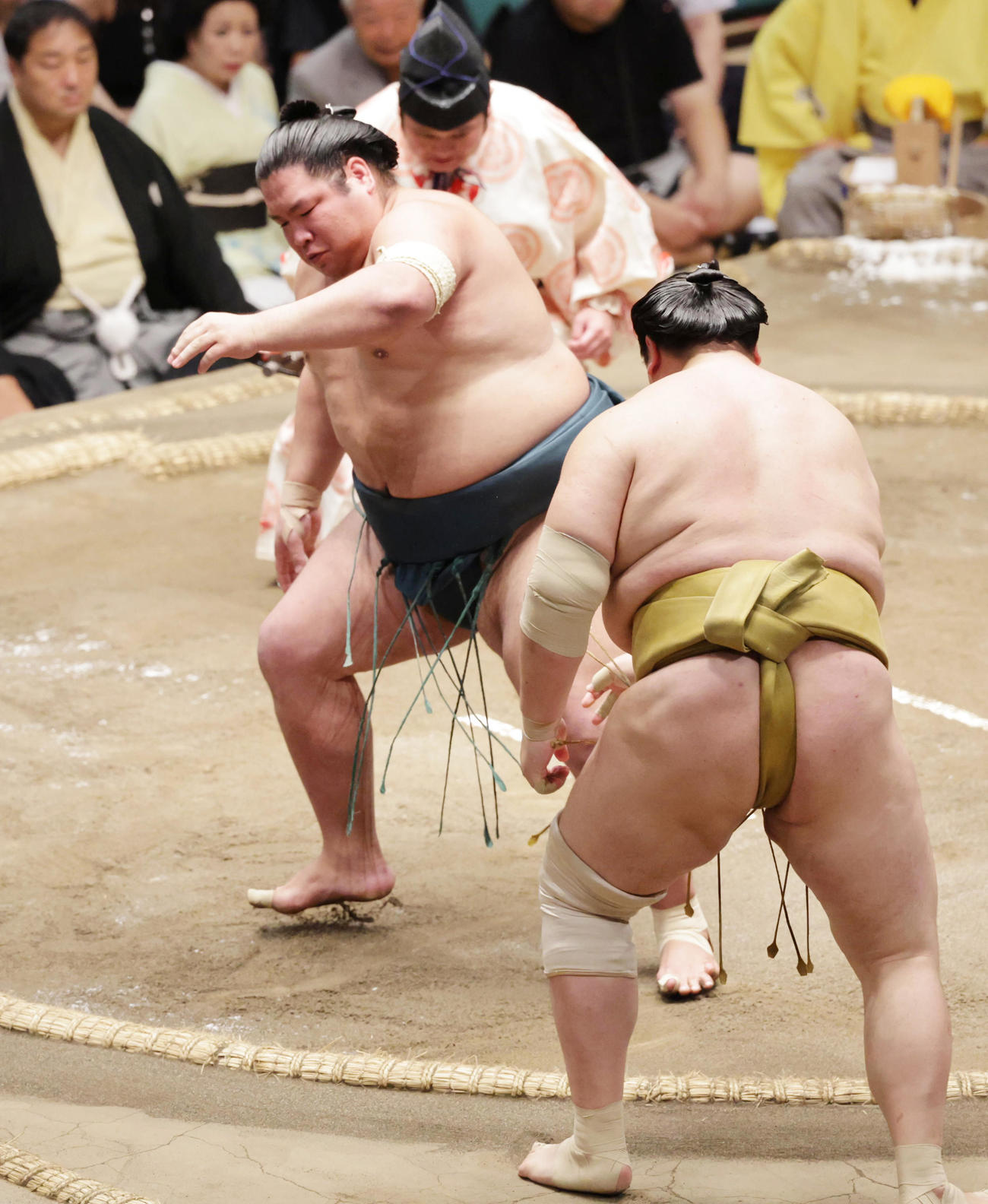 輝（手前）を押し出しで破った錦木（撮影・野上伸悟）