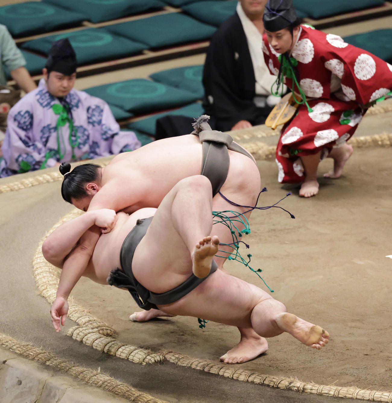 亜龍（下）をすくい投げで破る須山（撮影・野上伸悟）