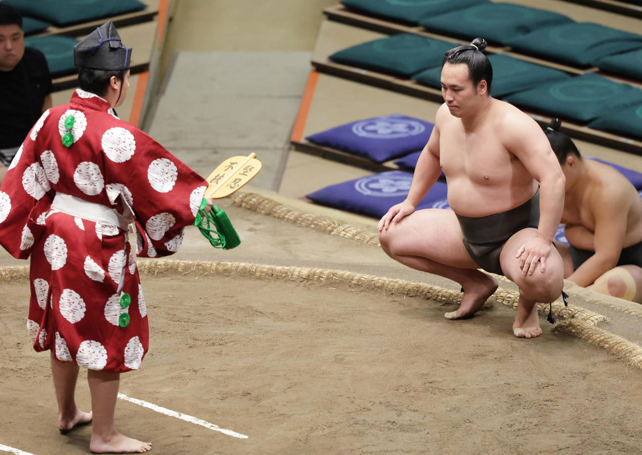亜龍をすくい投げで破った須山（撮影・野上伸悟）