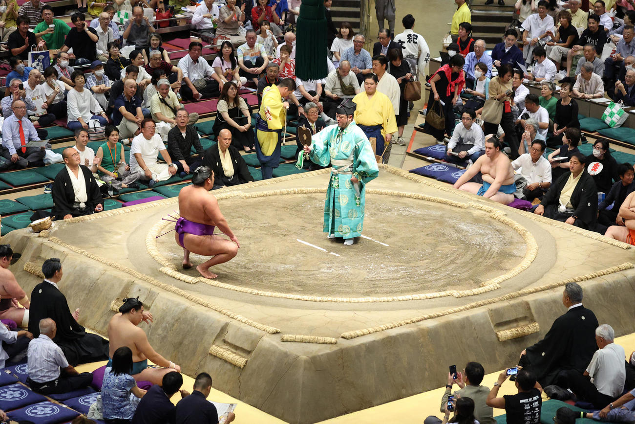 不戦勝で勝ち名乗りを受ける尊富士（撮影・中島郁夫）