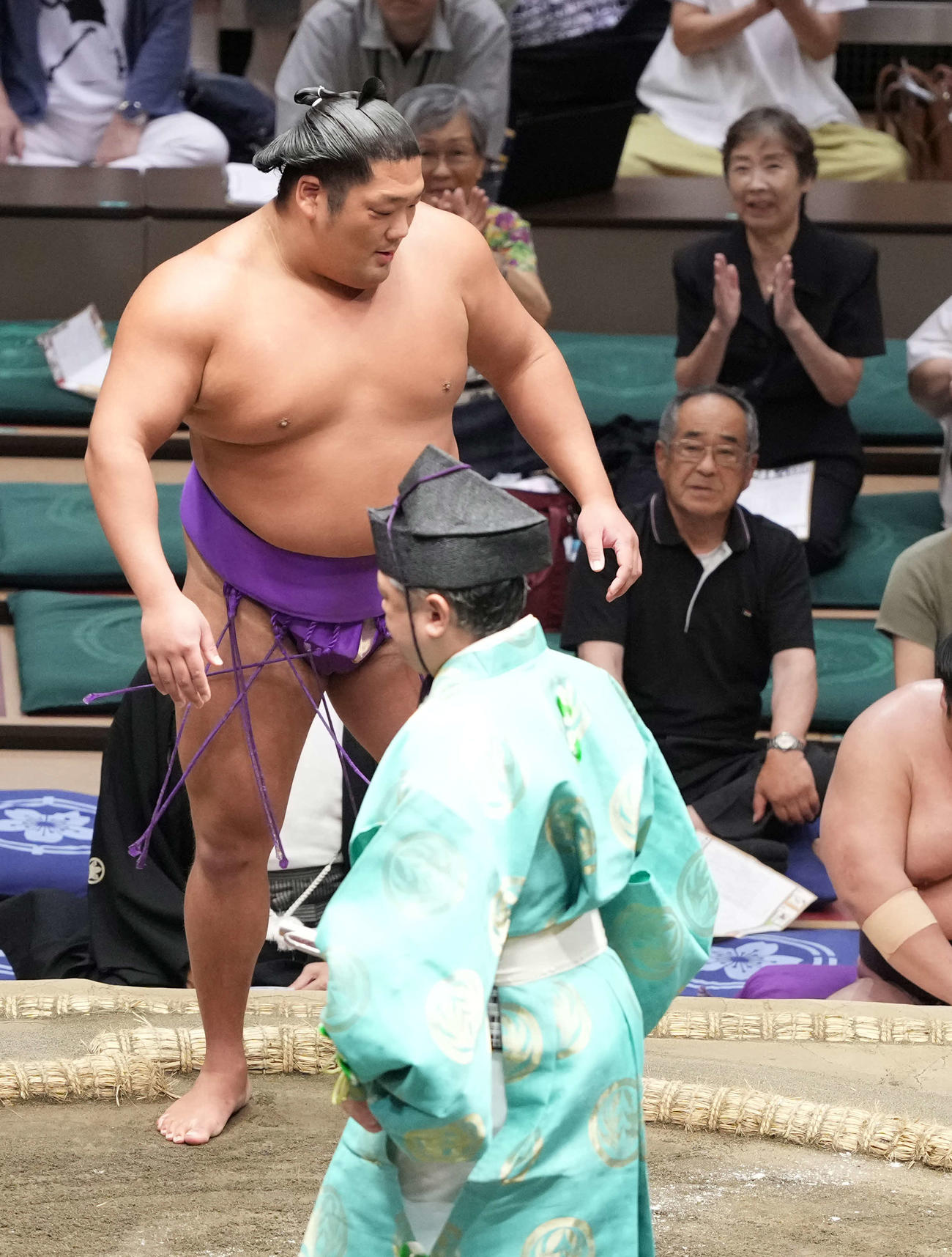島津海の休場により不戦勝となった尊富士は取組を楽しみにしていたファンからのブーイングが歓声に変わり笑顔を見せる（撮影・小沢裕）