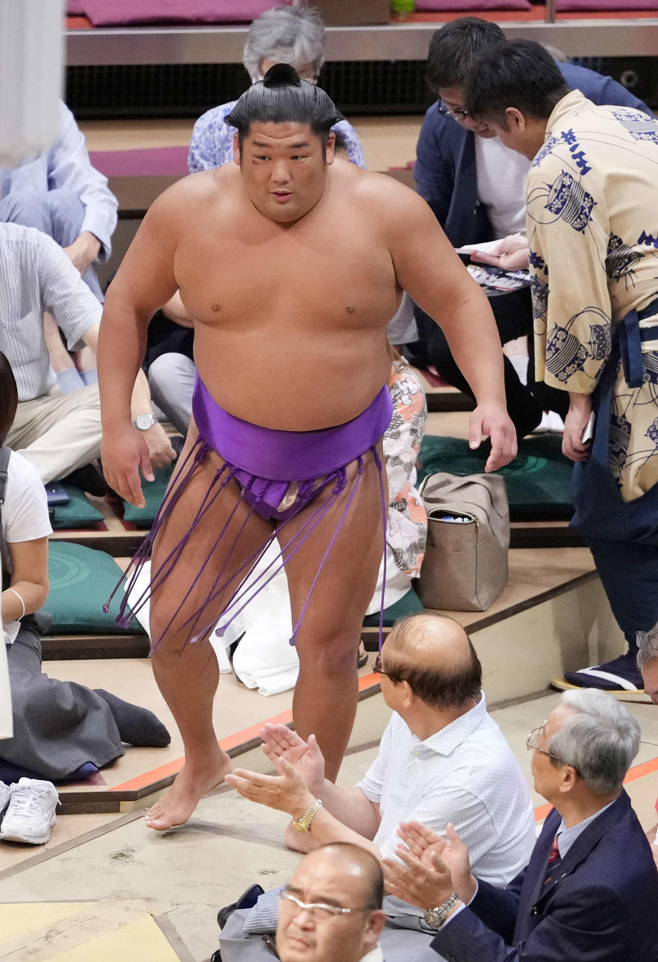 島津海の休場により不戦勝となった尊富士はファンからの声援に笑顔を見せる（撮影・小沢裕）