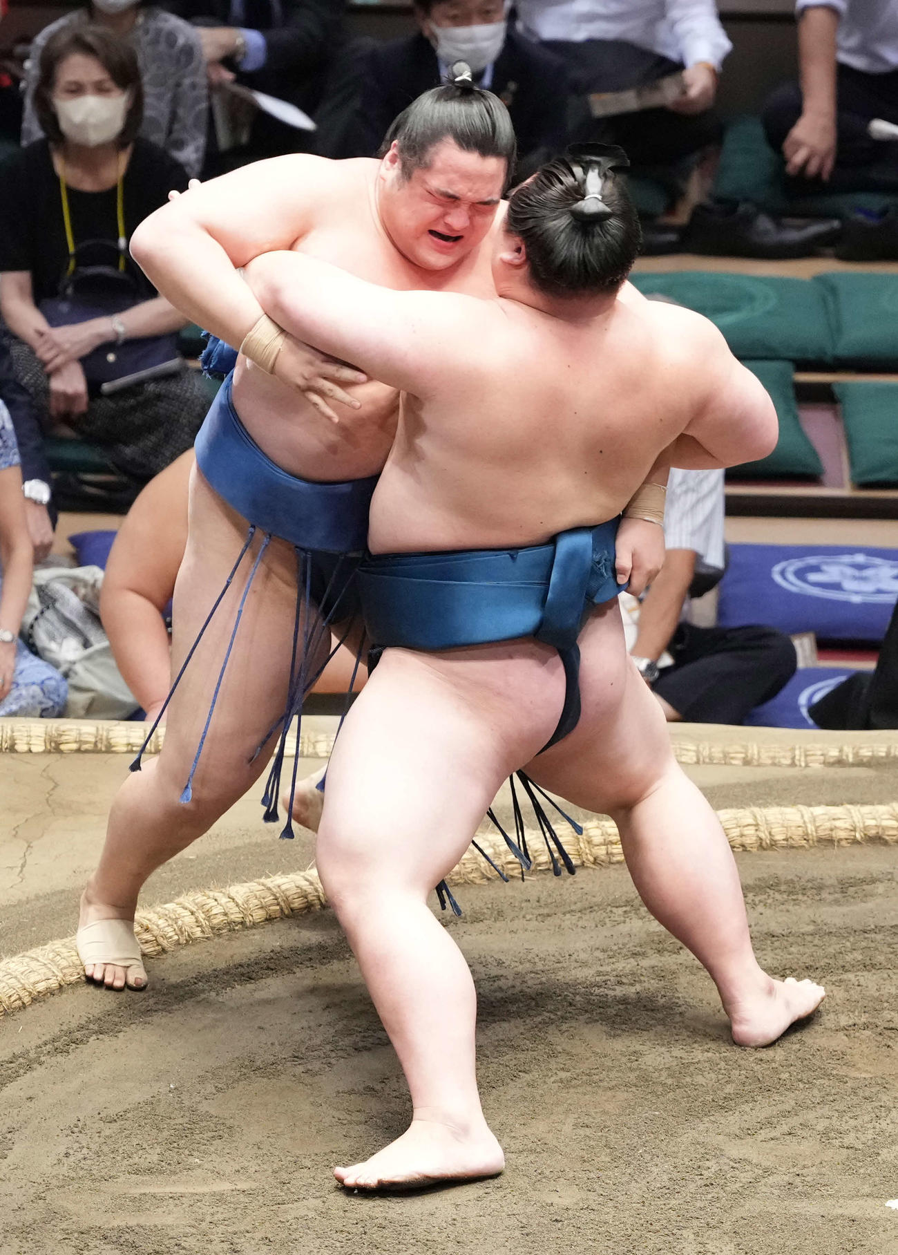 阿武剋（左）は白熊に寄り切りで敗れる（撮影・小沢裕）