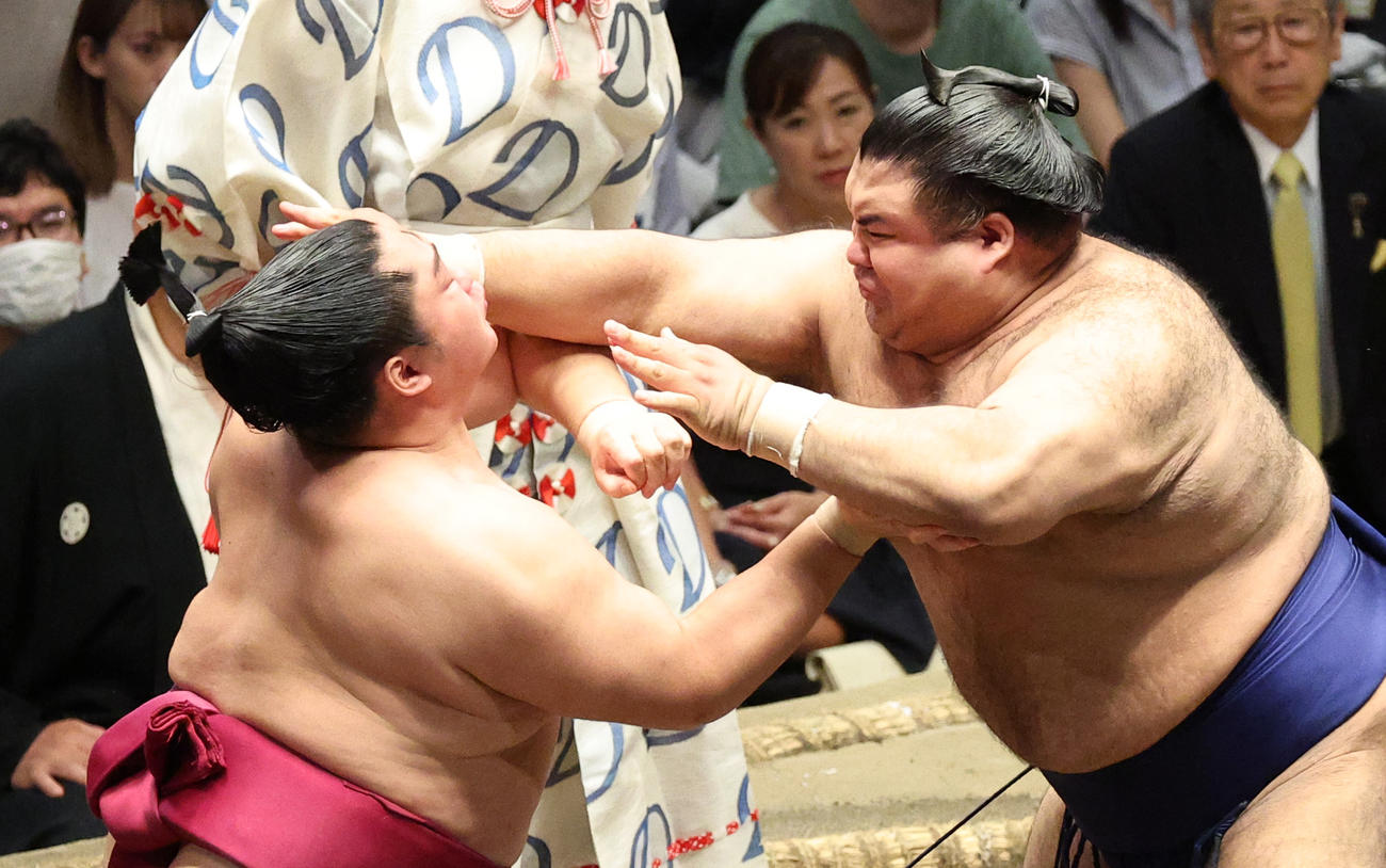 遠藤（左）に激しい突っ張りを浴びせる高安（撮影・中島郁夫）