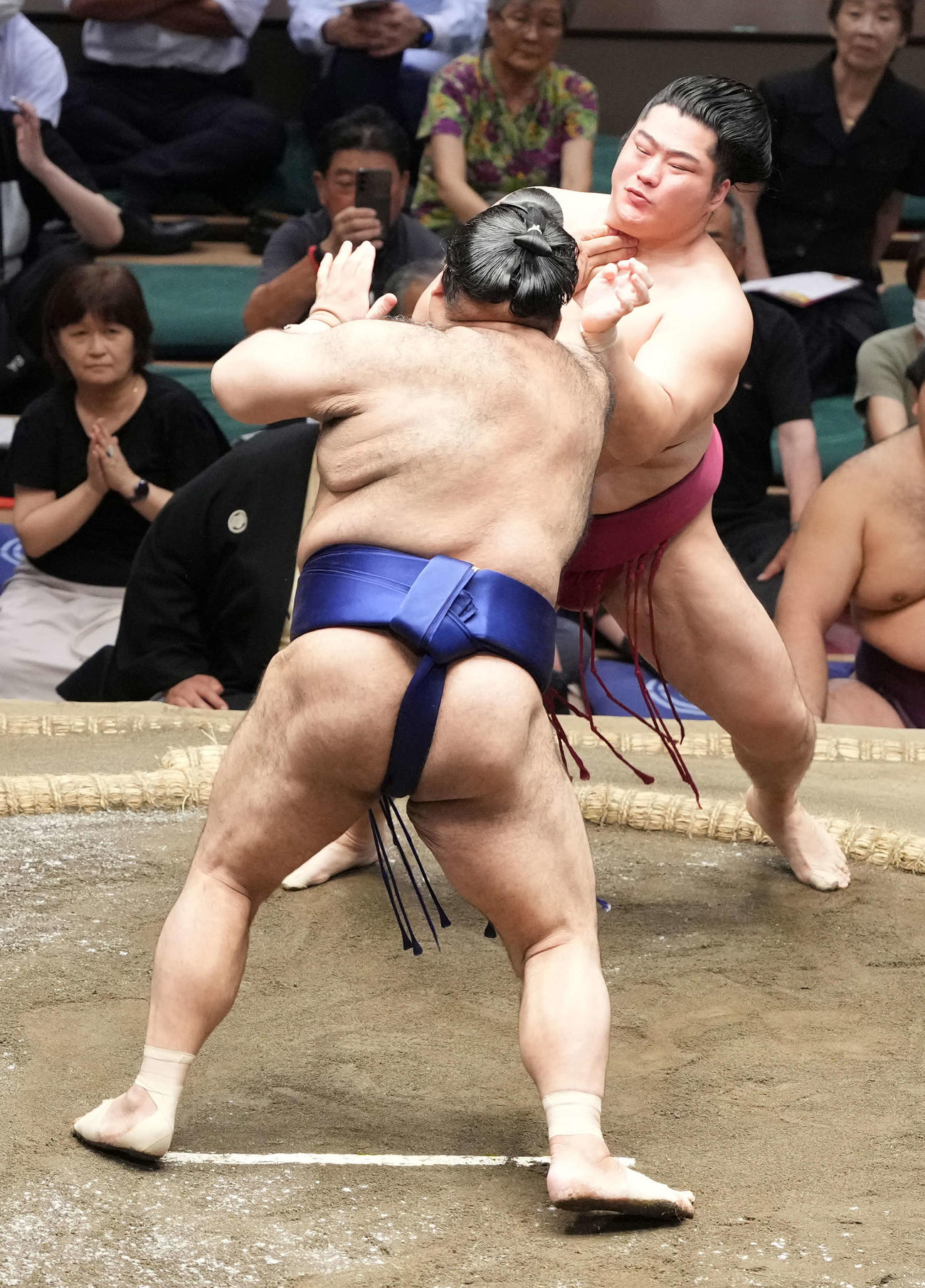 遠藤（右）を攻める高安（撮影・小沢裕）