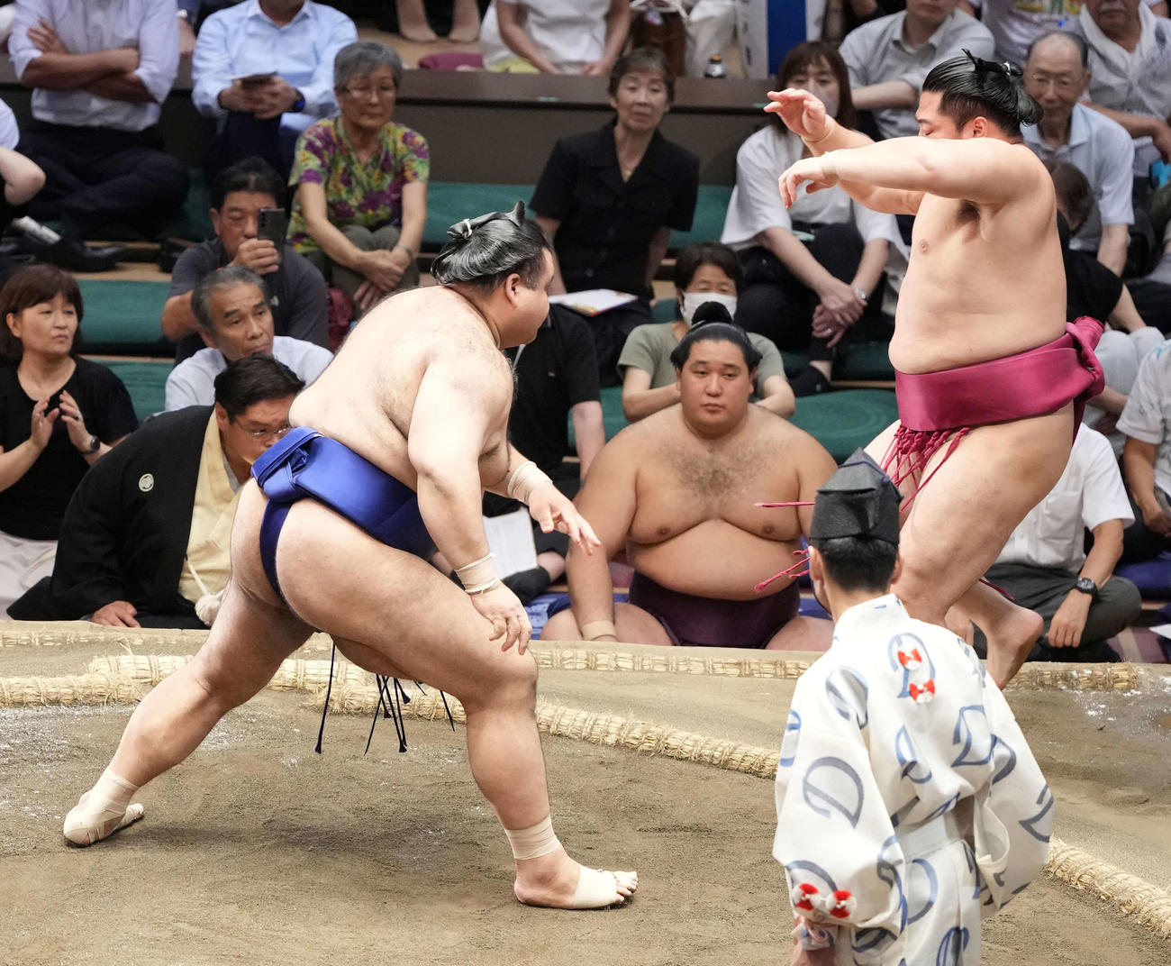 遠藤（右）を突き出しで破る高安（撮影・小沢裕）