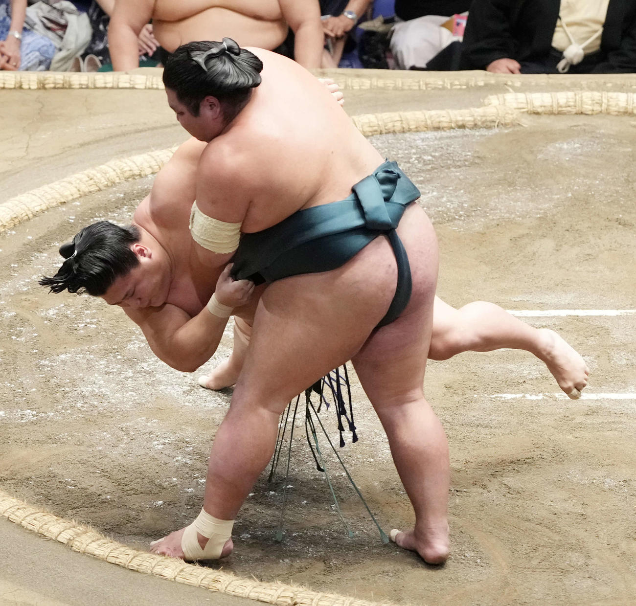 錦木（右）は若隆景を小手投げで破る（撮影・小沢裕）