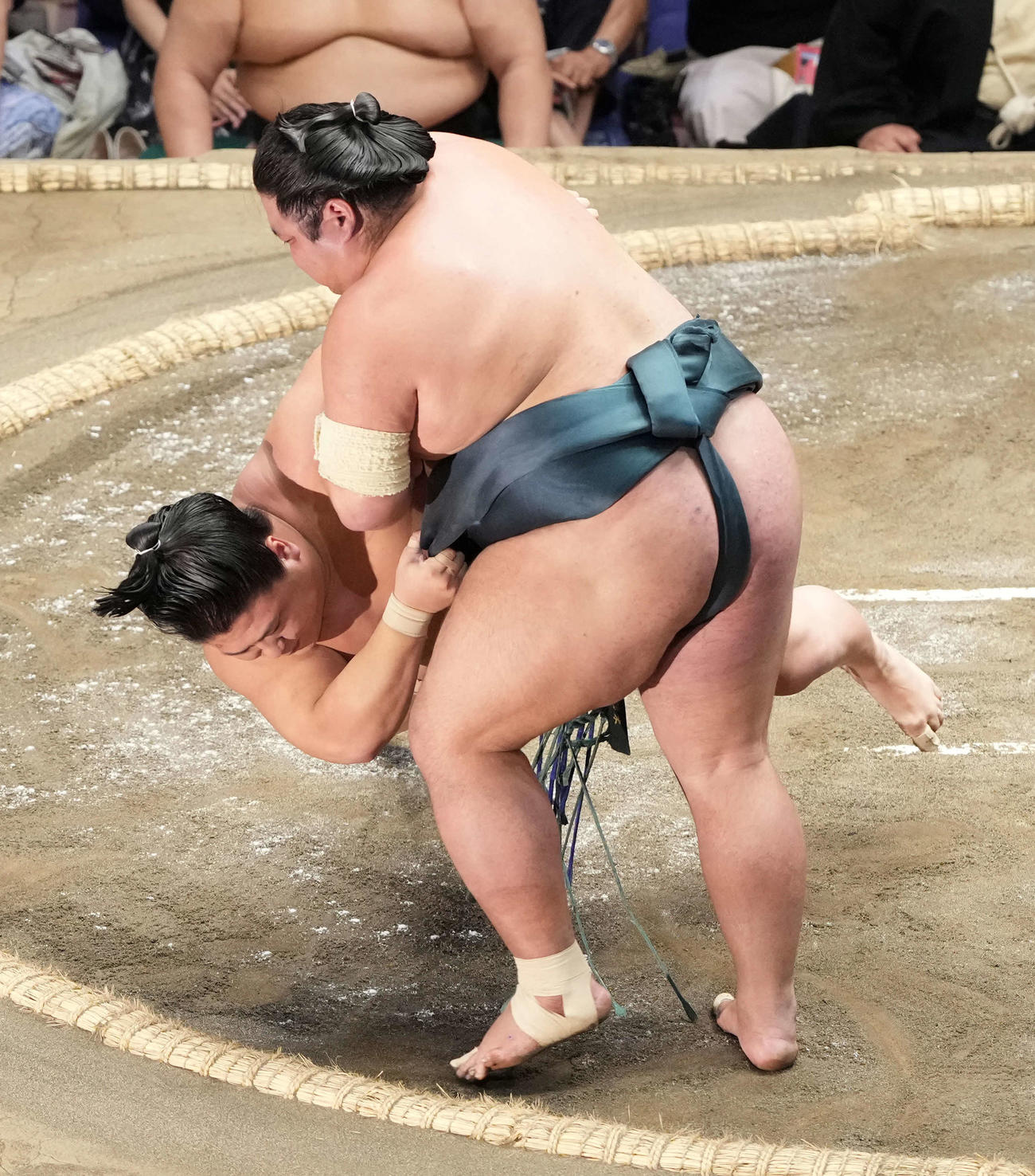 錦木（右）は若隆景を小手投げで破る（撮影・小沢裕）