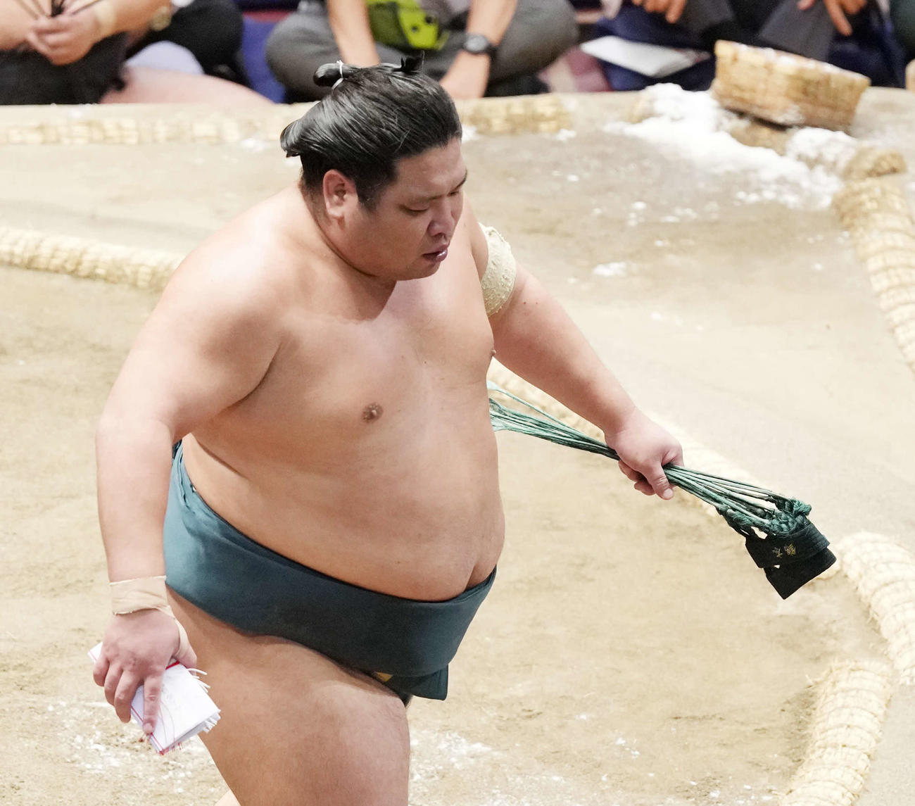 懸賞金を手にする錦木（撮影・小沢裕）