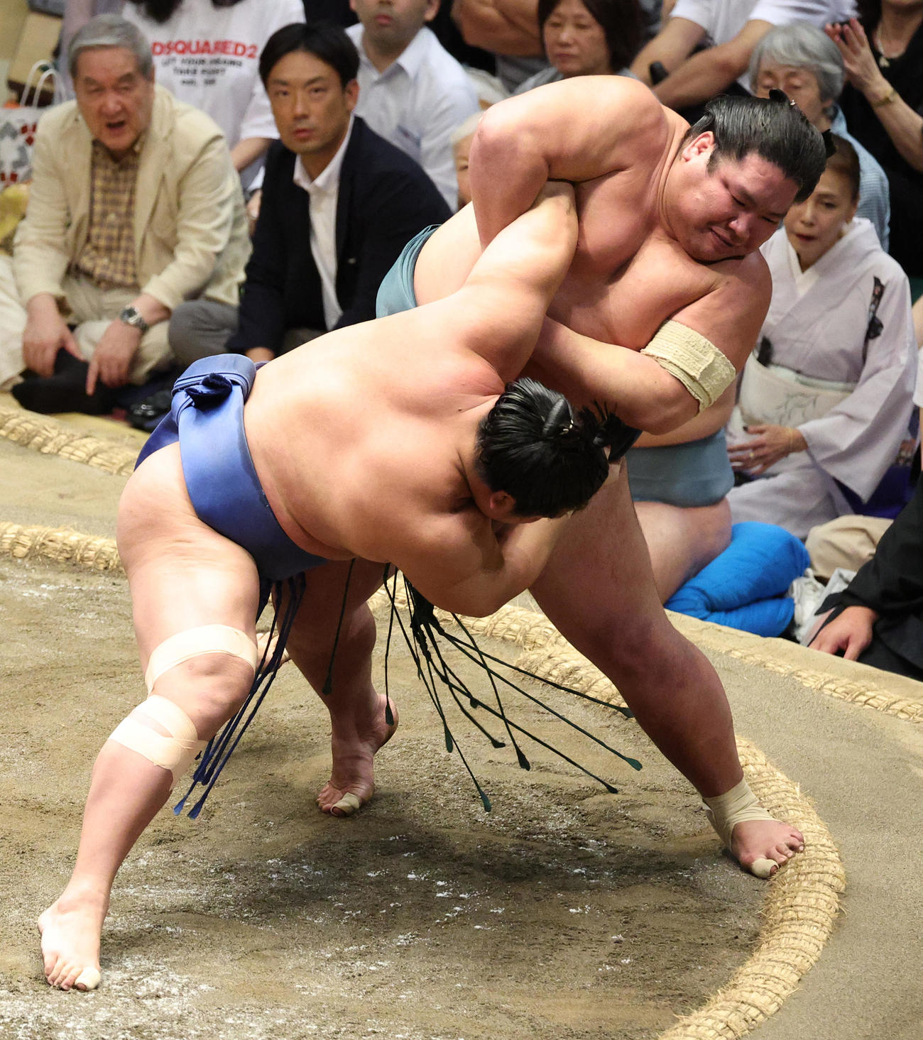 若隆景（左）を小手投げで破る錦木（撮影・中島郁夫）