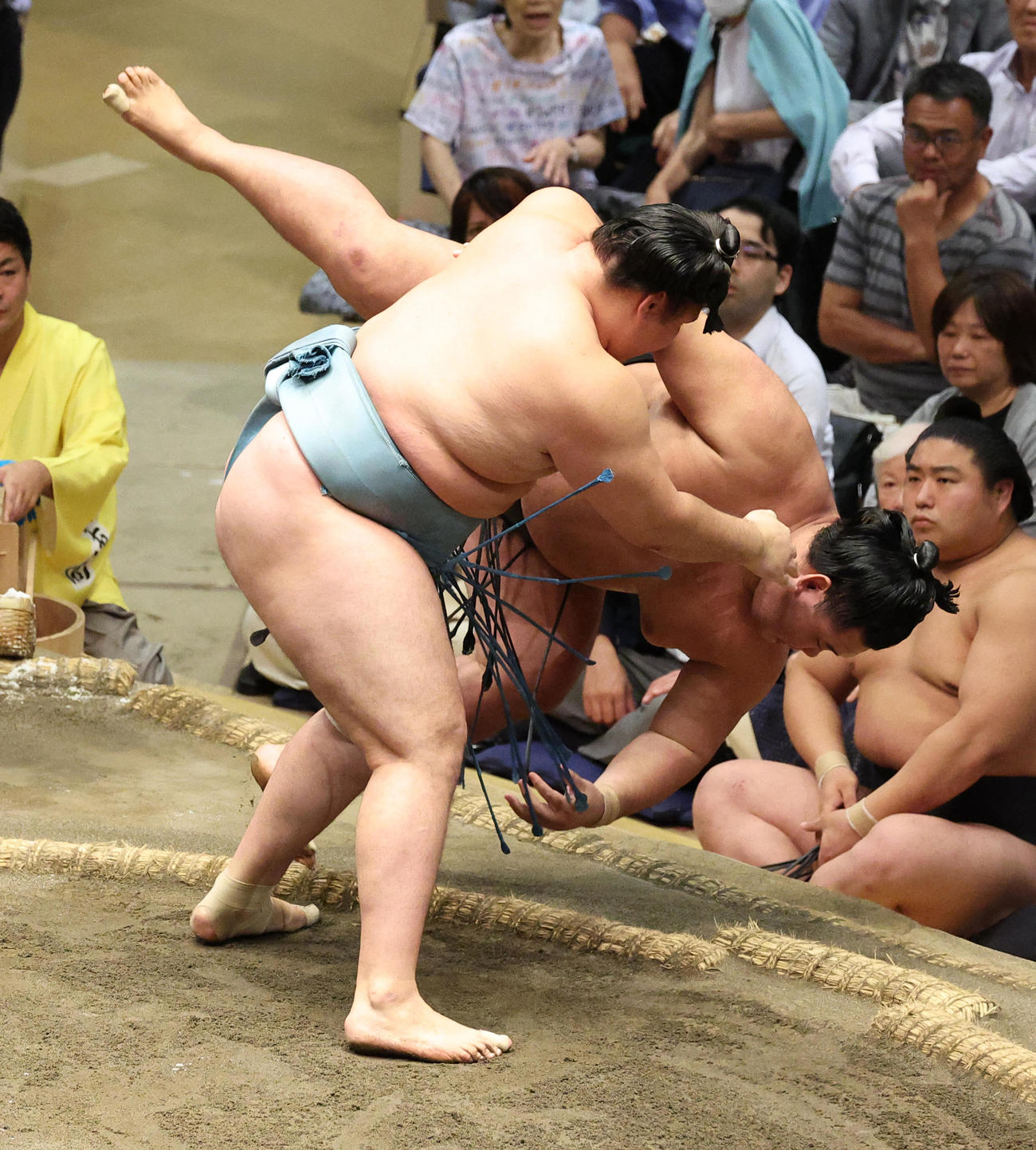 明生（右）を上手投げで破る欧勝馬（撮影・中島郁夫）