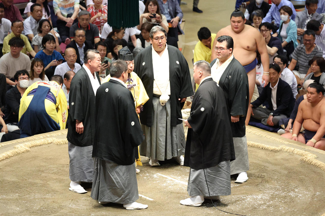 協議する審判団（撮影・中島郁夫）
