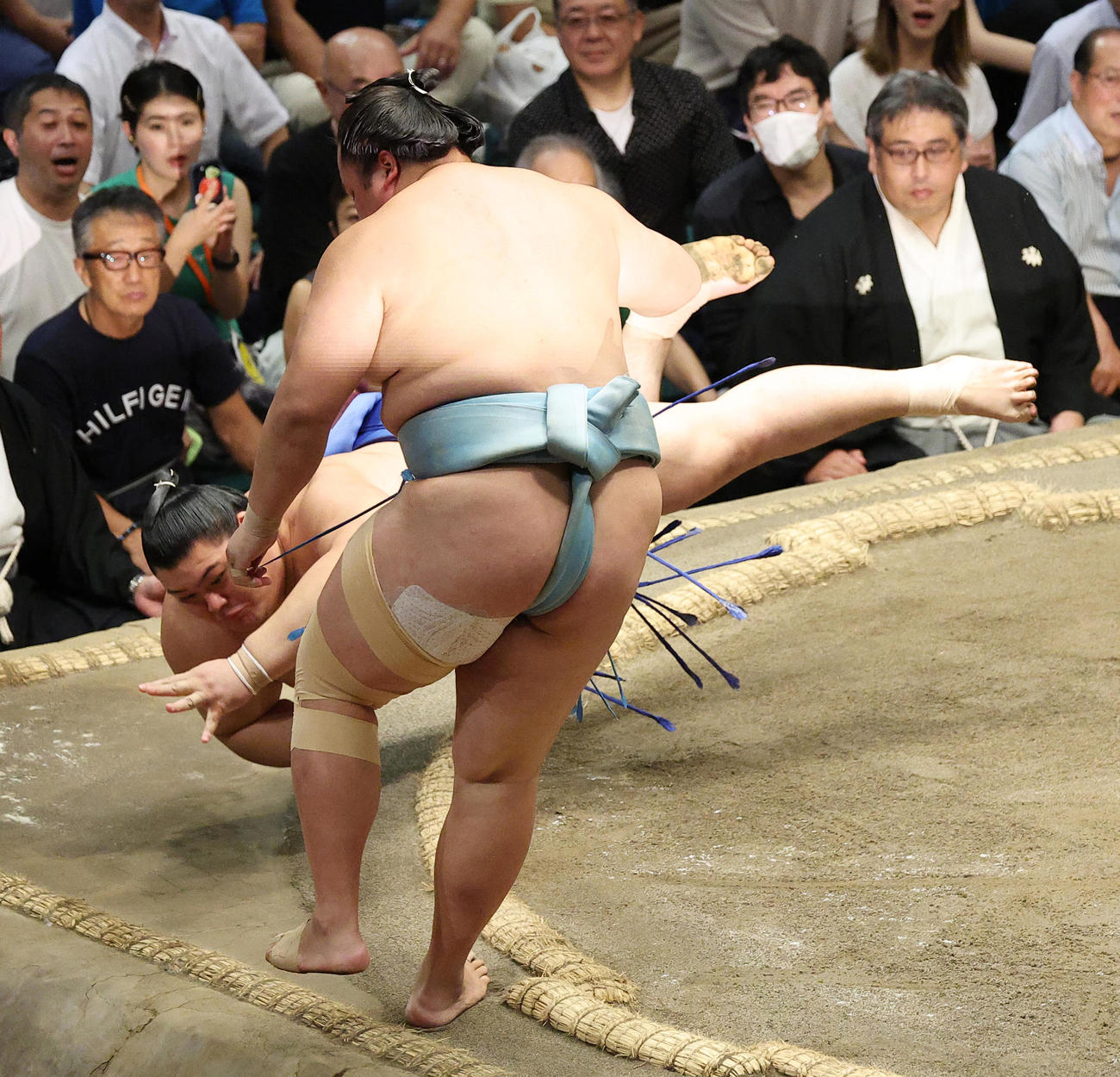琴勝峰（右）を押し出しで破る大の里（撮影・中島郁夫）