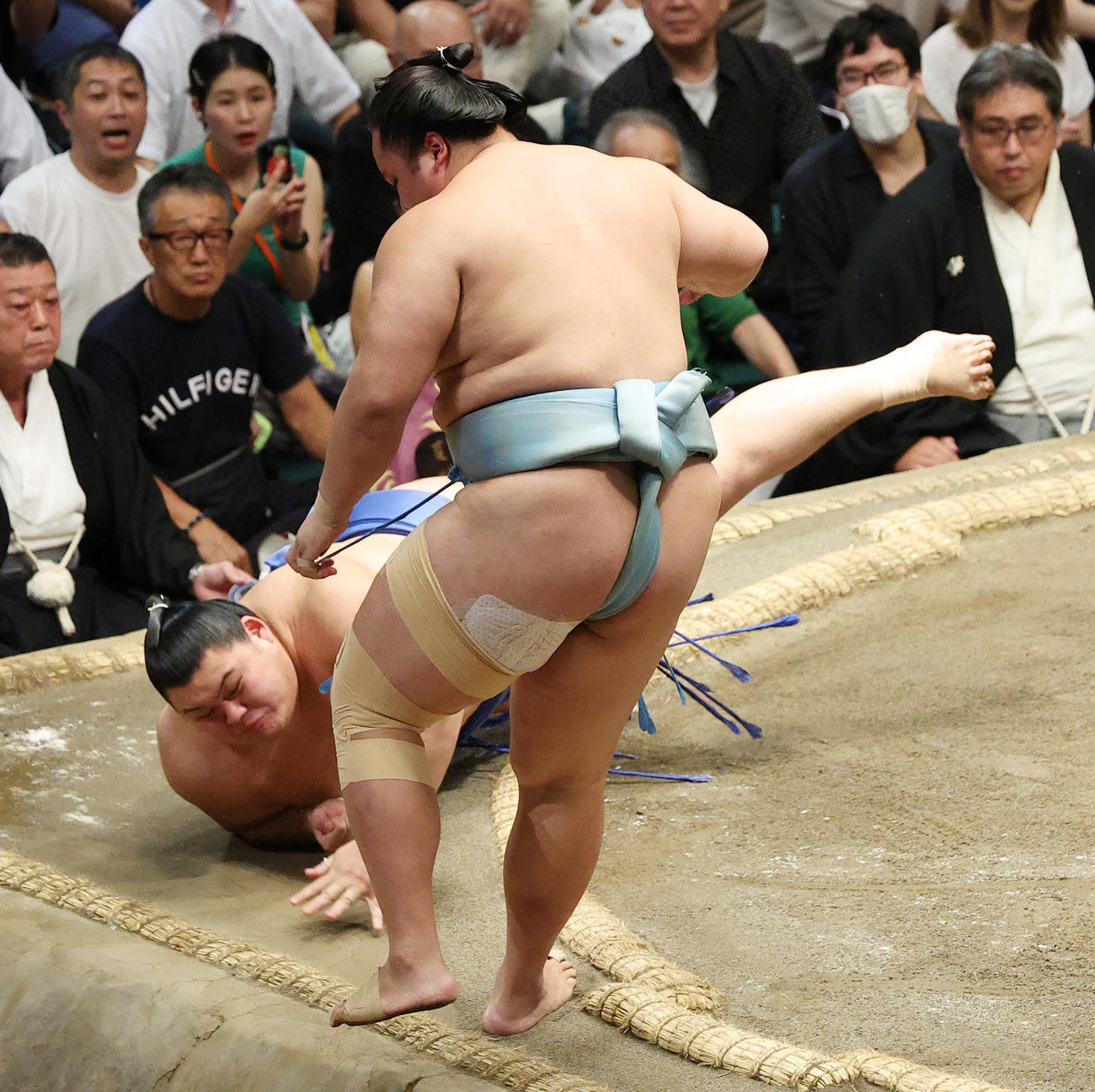 琴勝峰（右）を押し出しで破る大の里（撮影・中島郁夫）