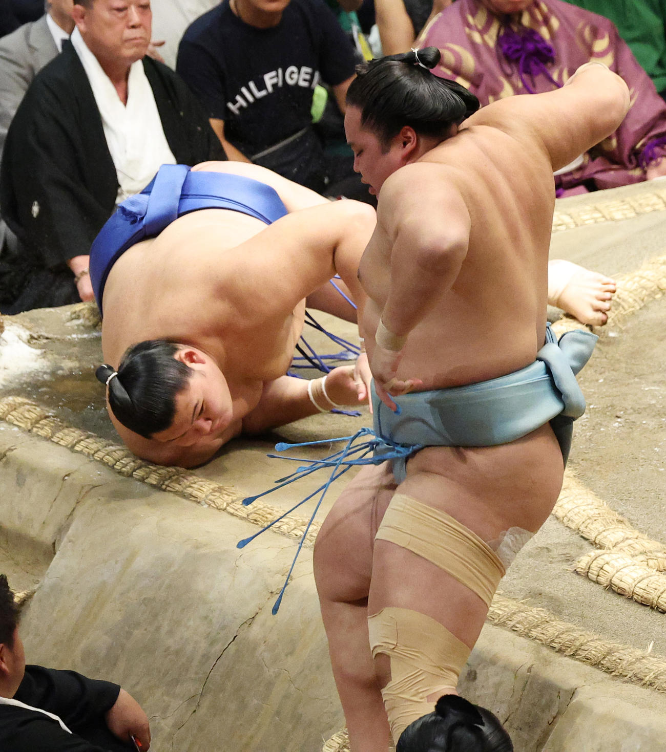琴勝峰（右）を押し出しで破る大の里（撮影・中島郁夫）