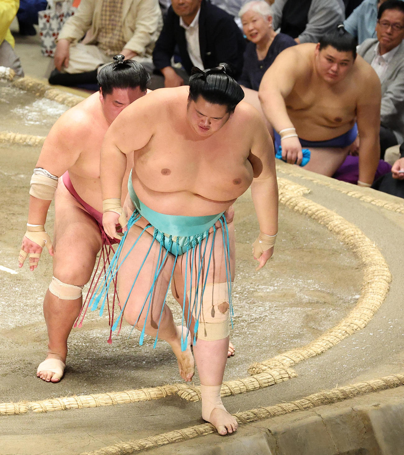 大栄翔（左）に押し出しで敗れる琴桜。土俵下は大の里（撮影・中島郁夫）