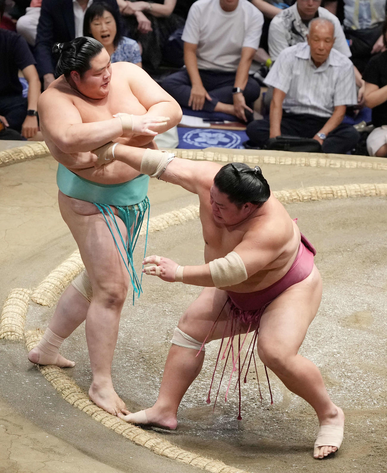 大栄翔（右）の攻めをこらえる琴桜（撮影・小沢裕）