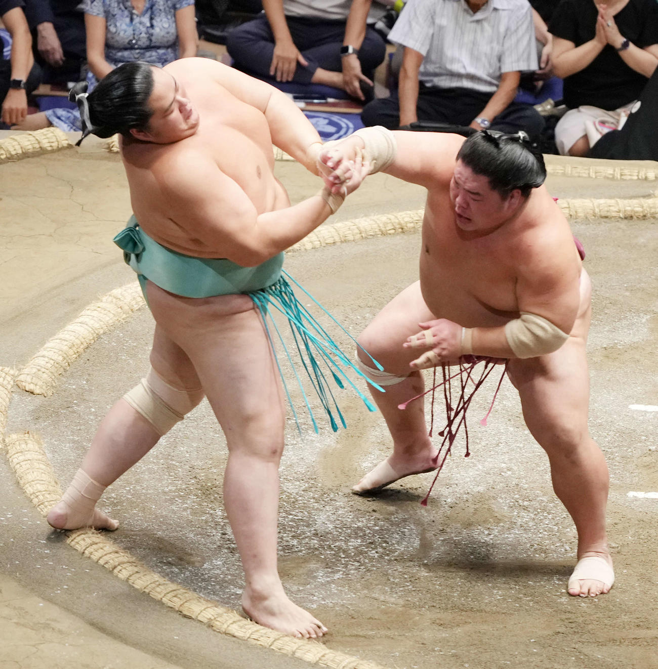 琴桜（左）を攻める大栄翔（撮影・小沢裕）
