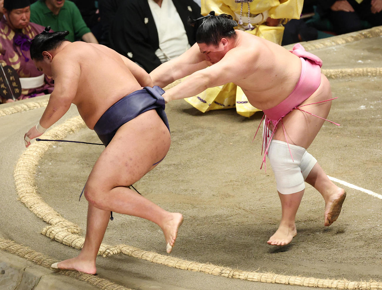 豊昇龍（左）を送り出しで破る宇良（撮影・中島郁夫）