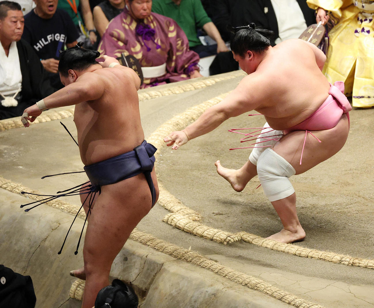 豊昇龍（左）を送り出しで破る宇良（撮影・中島郁夫）