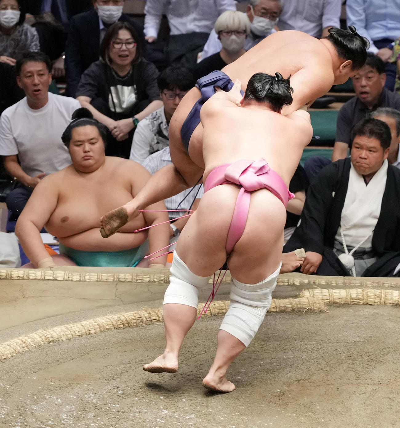 豊昇龍を送り出しで破る宇良（手前）。左奥は土俵下控えの琴桜（撮影・小沢裕）