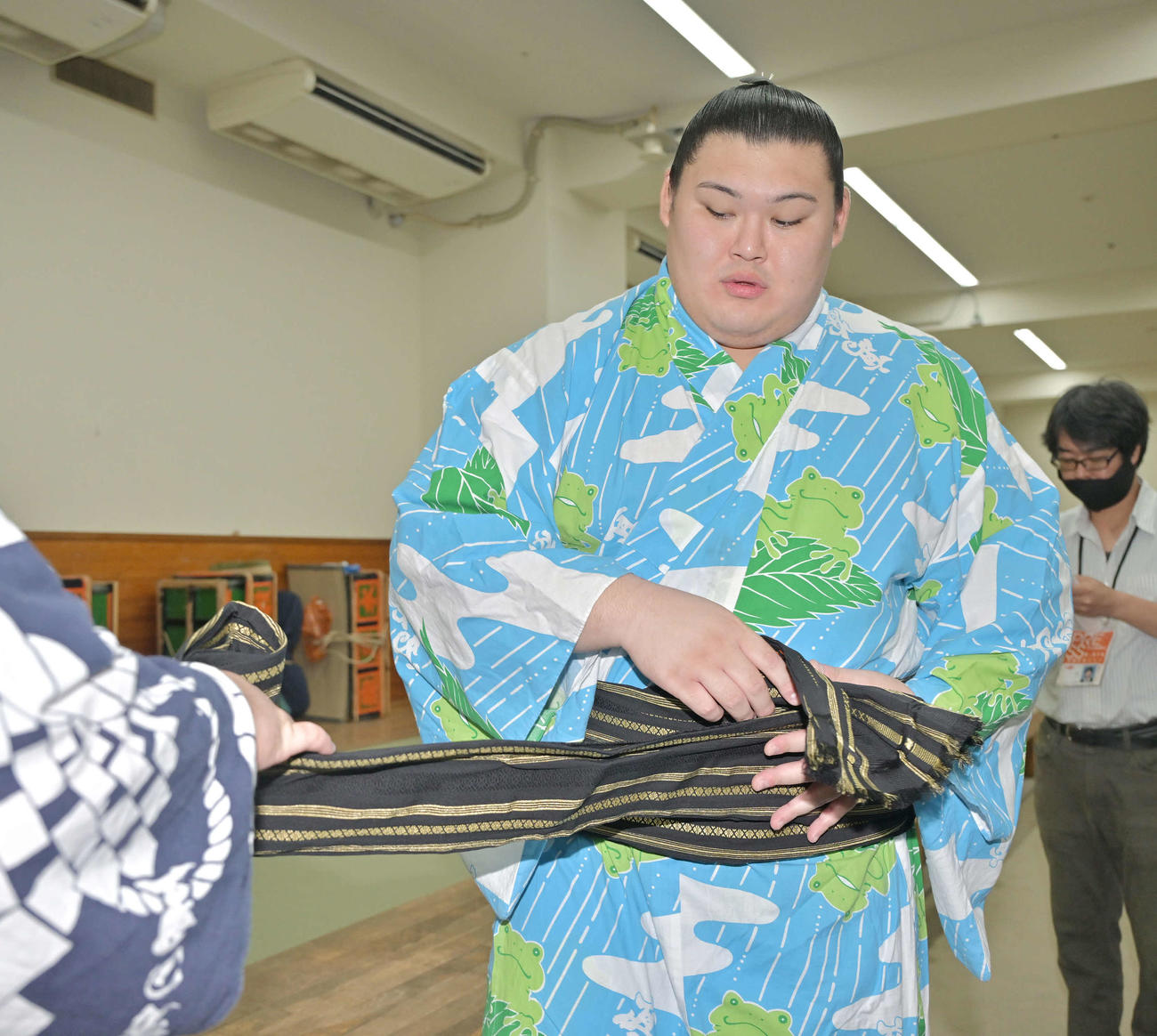 支度部屋で着替えをする大の里
