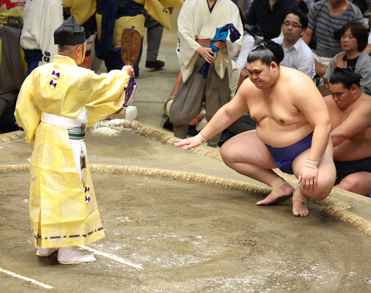 勝ち名乗りを受ける大の里（撮影・中島郁夫）