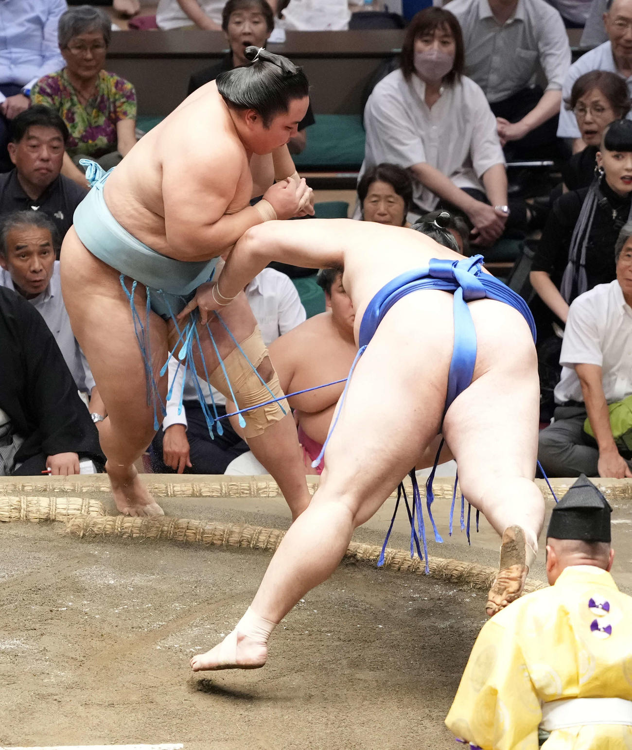 大の里は琴勝峰（左）を押し出しで破る（撮影・小沢裕）