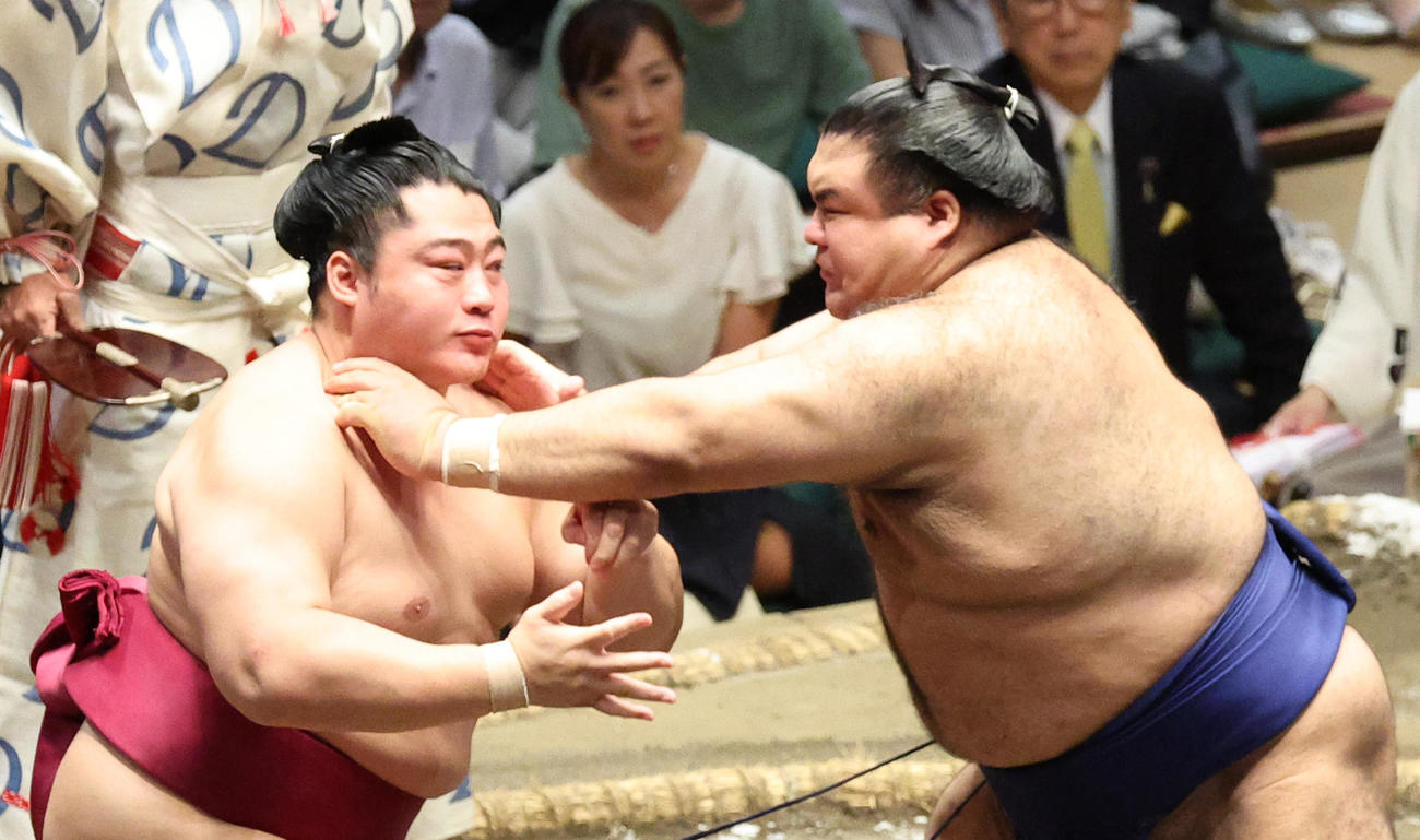 遠藤（左）に激しい突っ張りを浴びせる高安（撮影・中島郁夫）