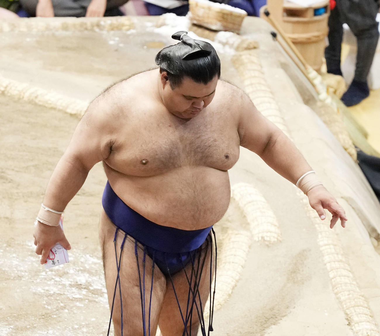 懸賞金を手にする高安（撮影・小沢裕）