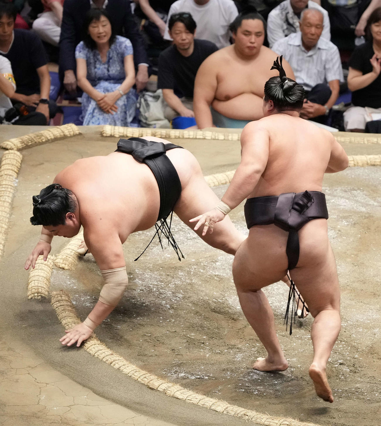 霧島（右）は阿炎をはたき込みで破る（撮影・小沢裕）
