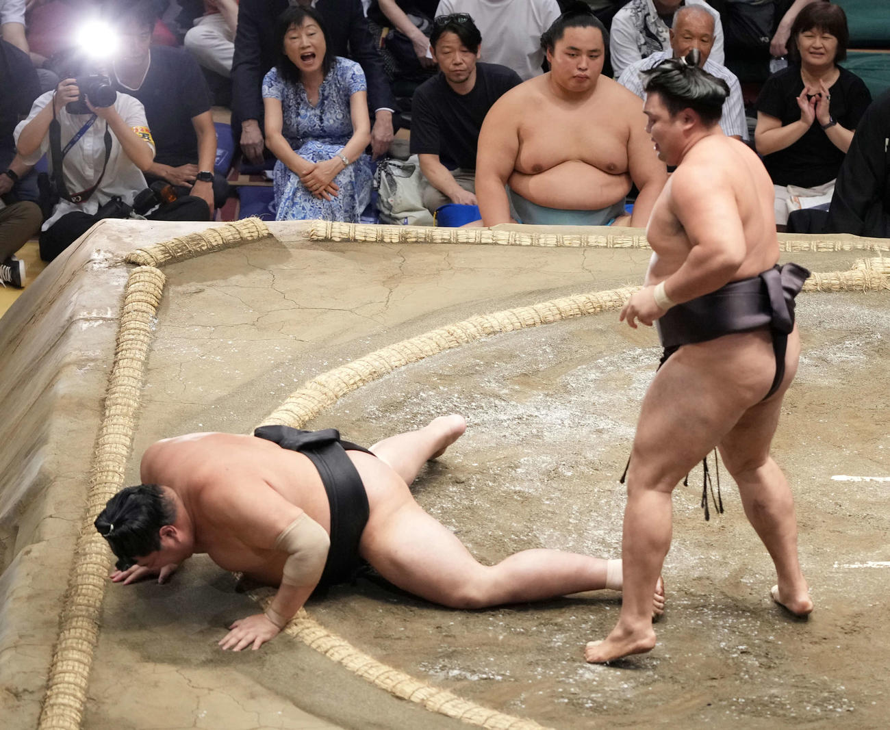 霧島（右）は阿炎をはたき込みで破る（撮影・小沢裕）