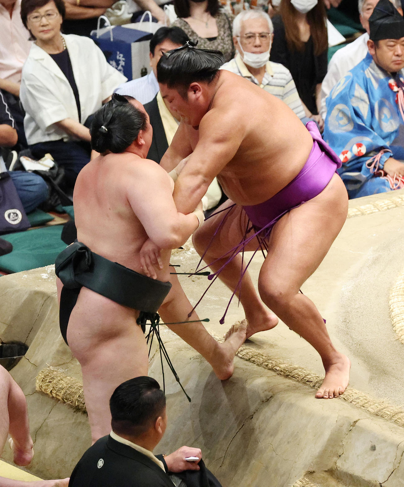 千代翔馬（左）を寄り切りで破る尊富士（撮影・中島郁夫）