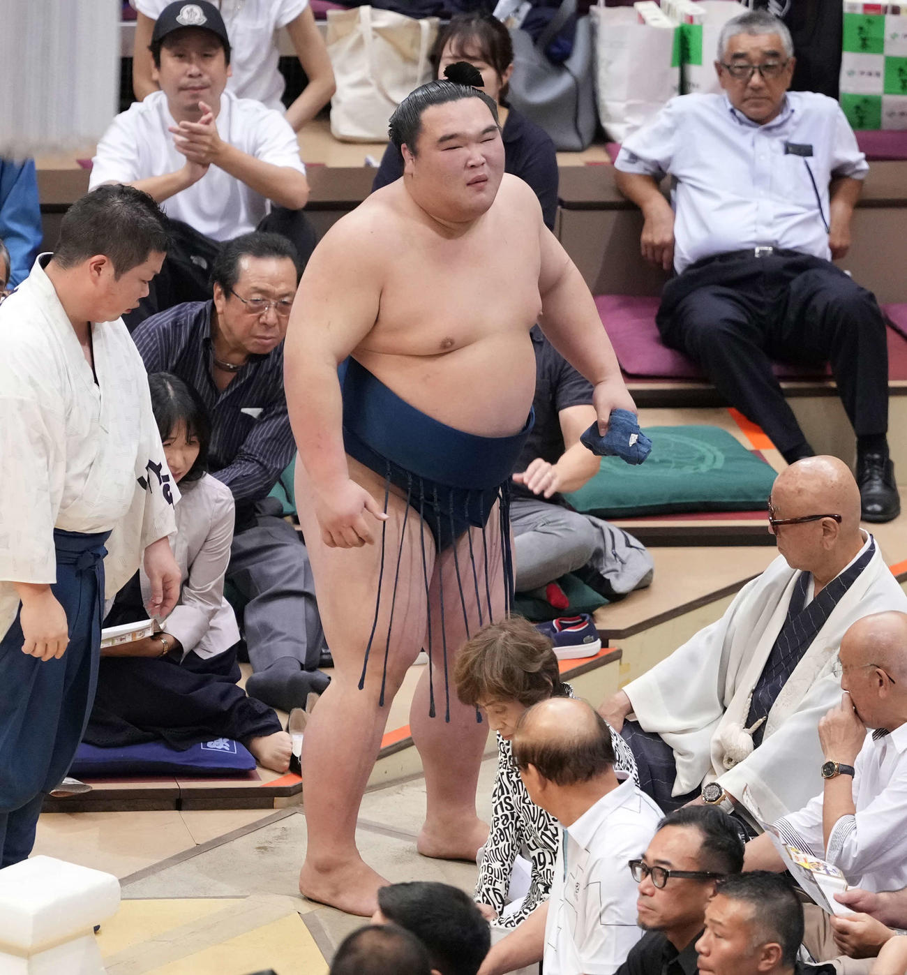 取組で痛めた足をひきずりながら花道を引き揚げる白熊（撮影・小沢裕）