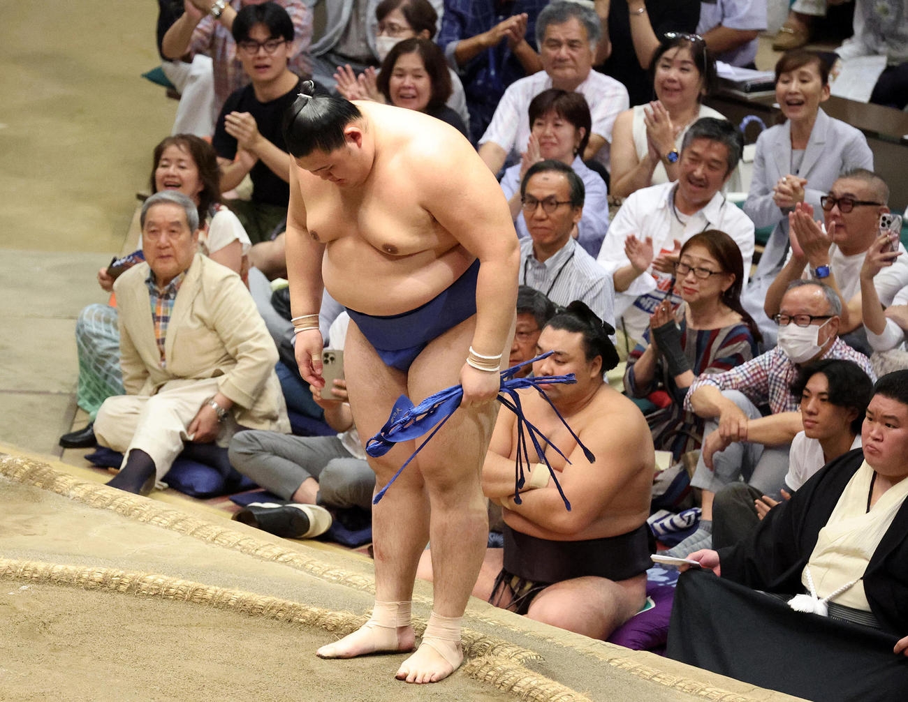 若隆景に敗れ一礼する大の里（撮影・中島郁夫）