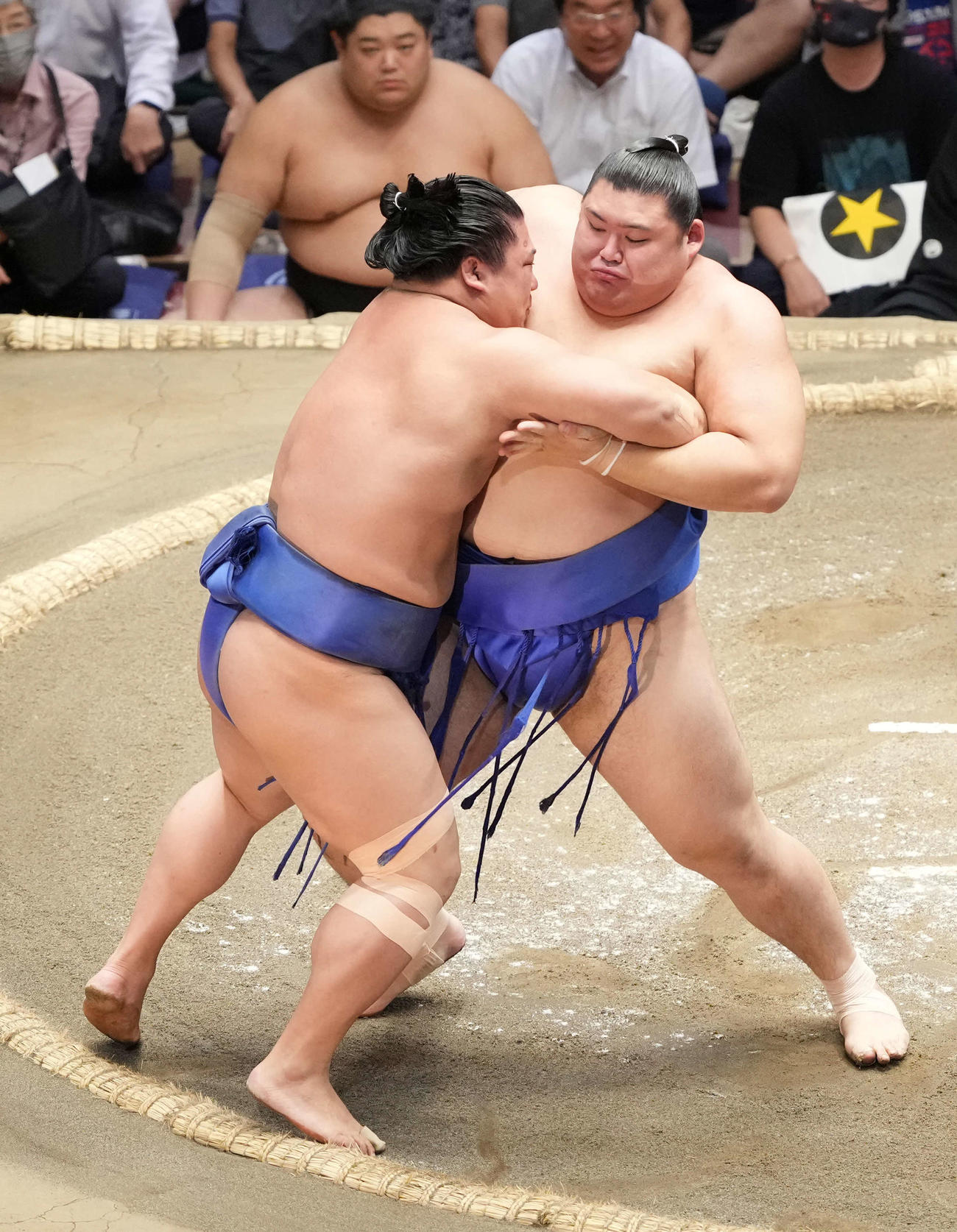 大の里（右）の攻めをこらえる若隆景（撮影・小沢裕）