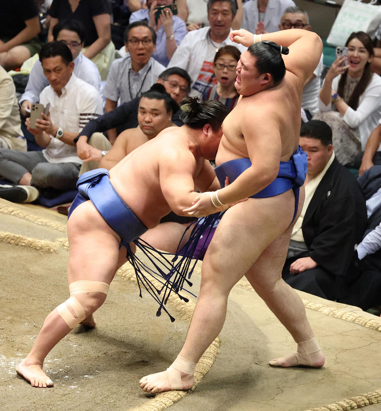 大の里（右）を寄り切りで破る若隆景（撮影・中島郁夫）