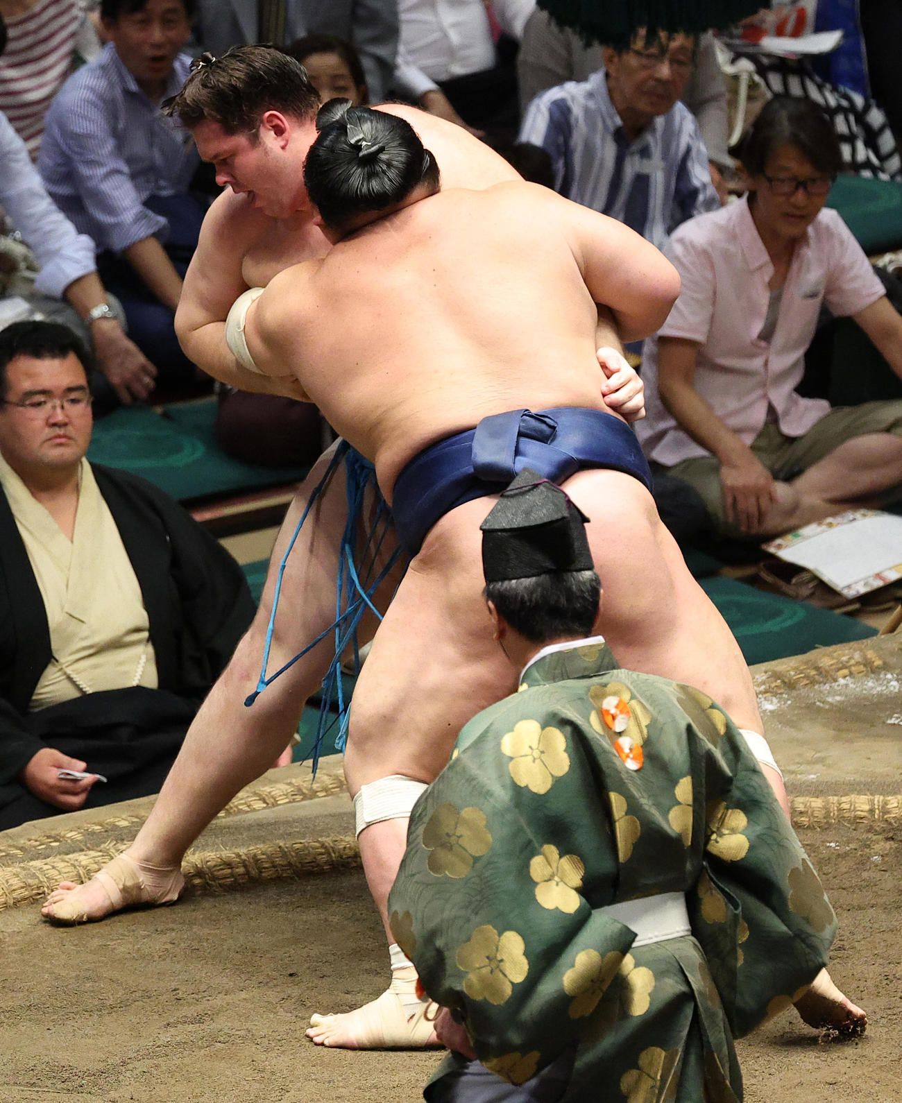 獅司（左）を寄り倒しで破る宝富士（撮影・中島郁夫）