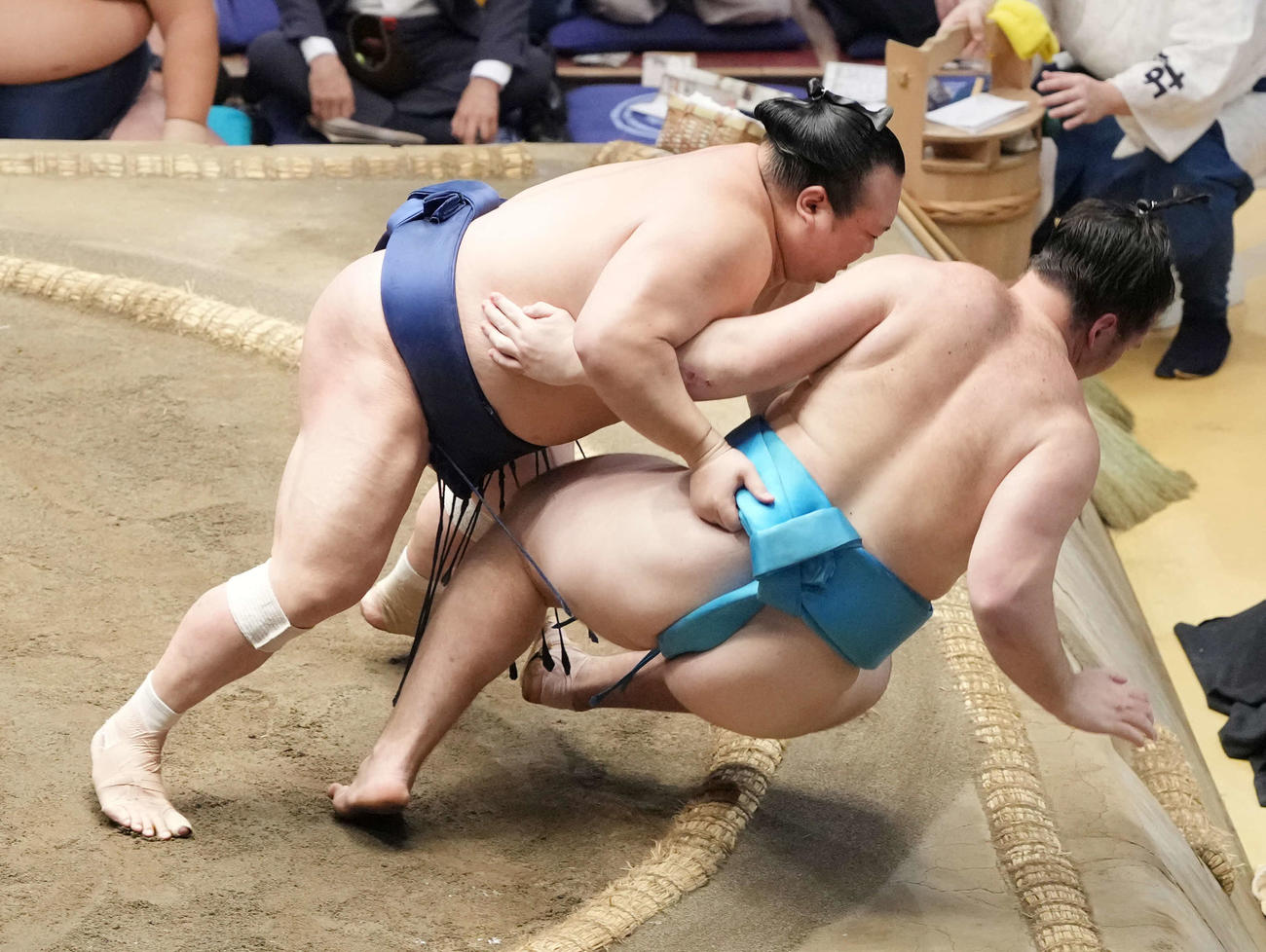 宝富士（左）は獅司を寄り倒しで破る（撮影・小沢裕）
