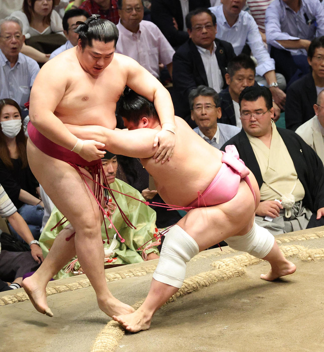 遠藤（左）を寄り切りで破る宇良（撮影・中島郁夫）
