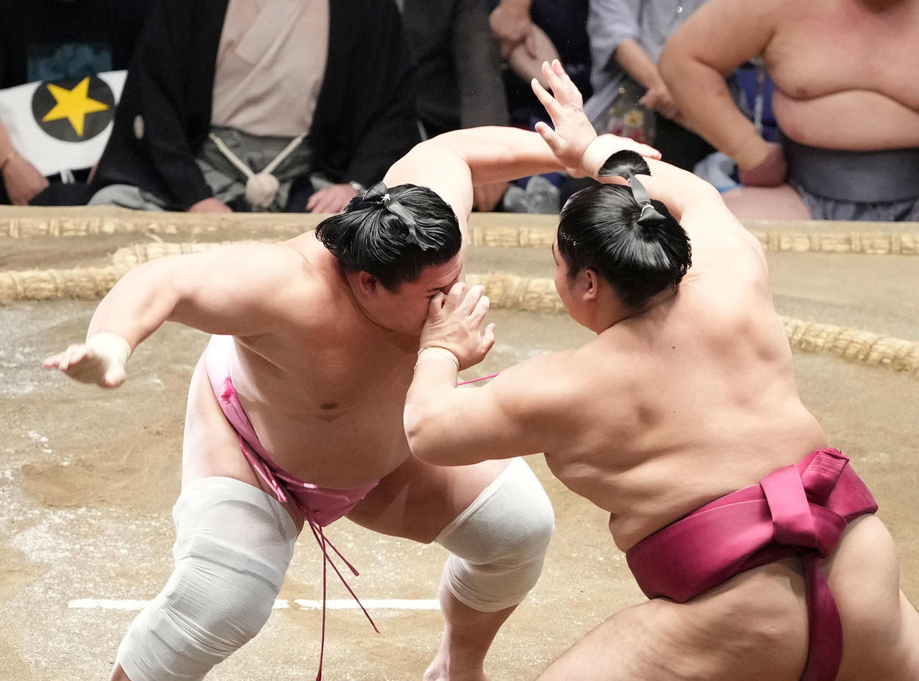 遠藤（右）を攻める宇良（撮影・小沢裕）