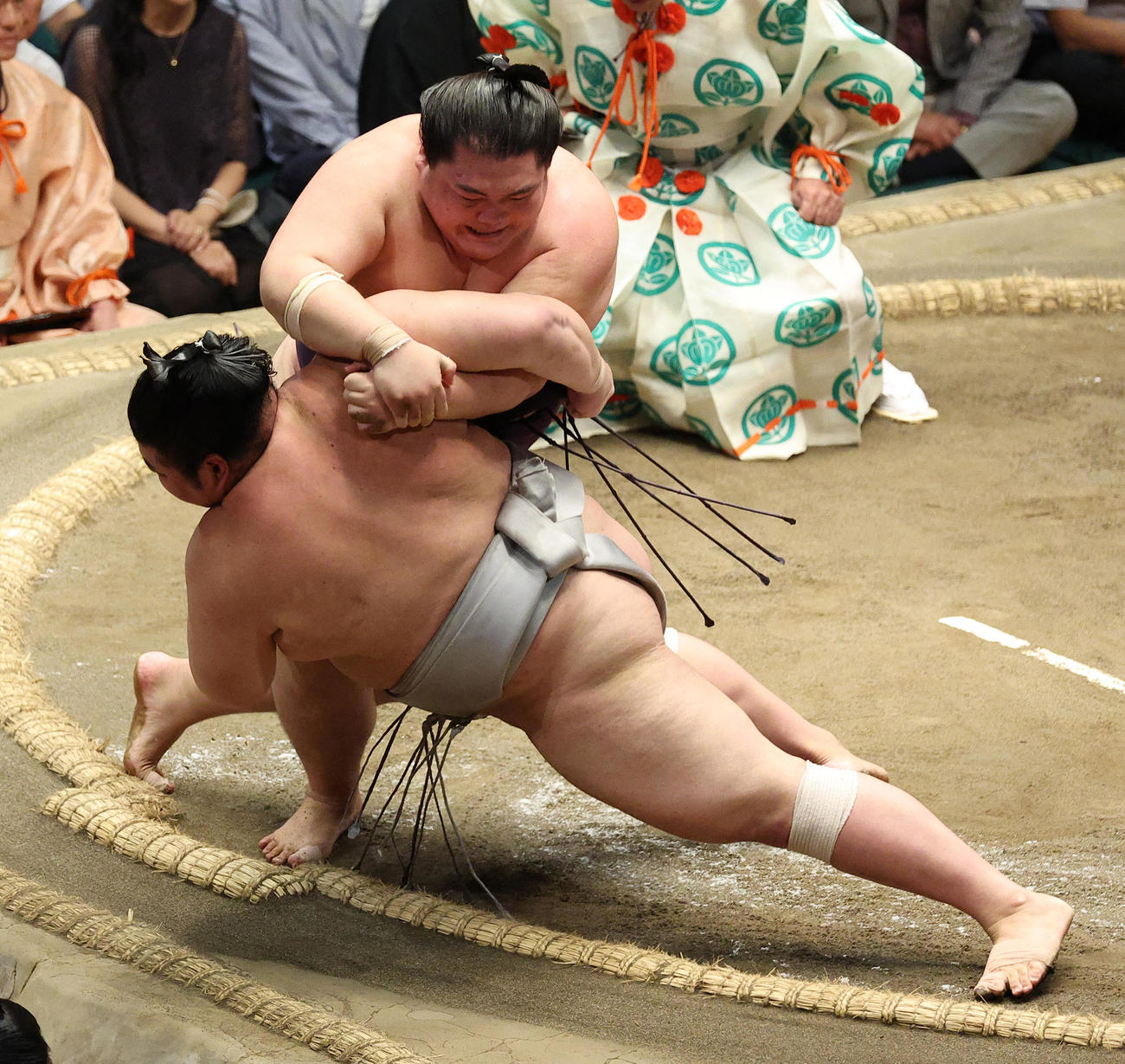 熱海富士（左）を肩すかしで破る王鵬（撮影・中島郁夫）
